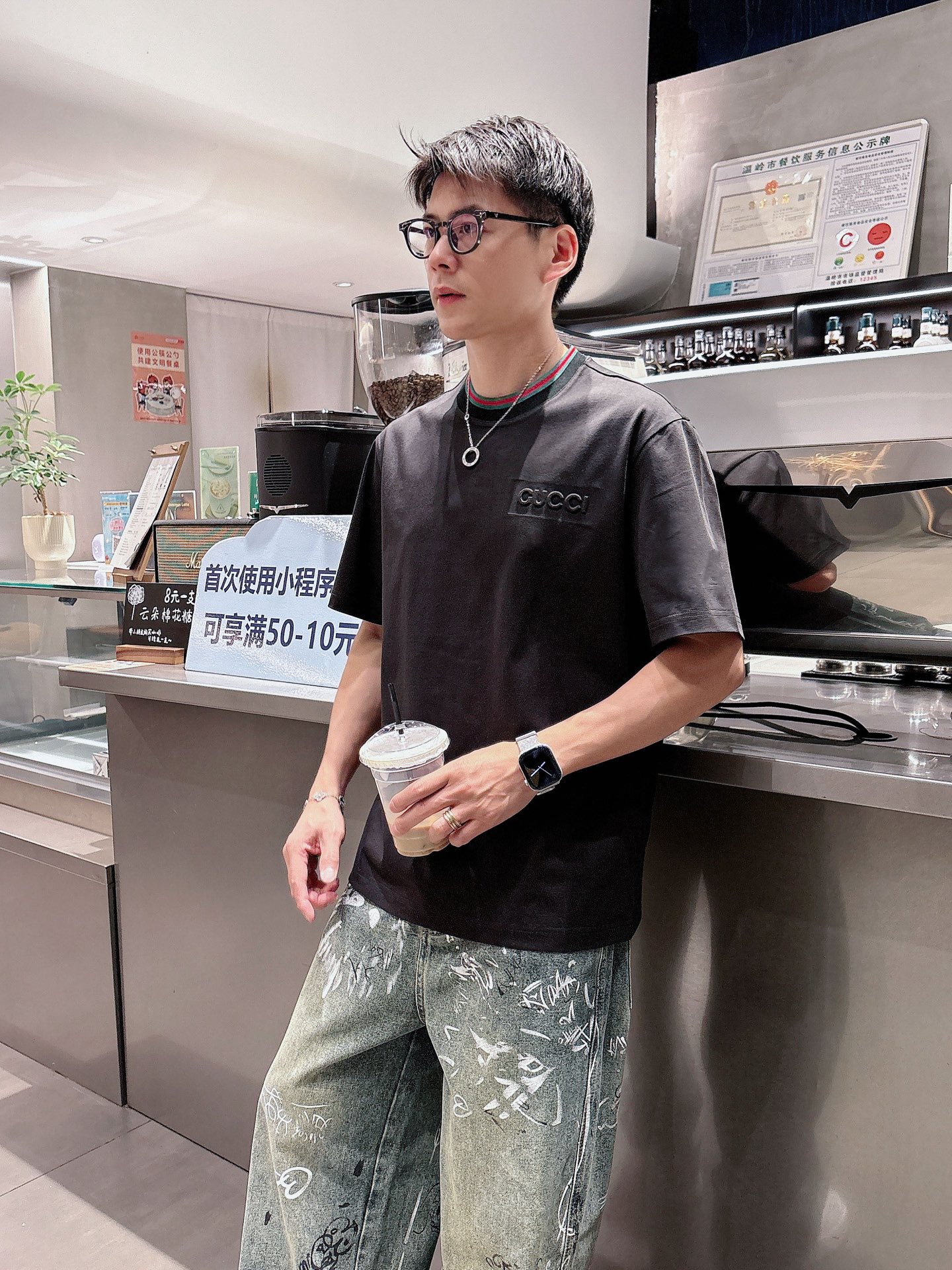 NO:159285,,Gucci/Guchi, the latest summer model in 2025, available at the counter at the same time, original single ruthless product, fashionable and casual round neck short-sleeved T-shirt, very distinctive on the upper body!  Eye-catching and highlighted, imported original fabric, top-grade embroidery craft letter pattern decorative logo, simple but not lacking in fashion, classic and atmospheric, comfortable and breathable, handsome and stylish on the upper body, code M-3XL, gucci, T-shirt, tees, t-shirt, alexander wang19860909,Gucci/古奇,2025夏季最新款,专柜同步有售,原单狠货,时尚休闲圆领短袖T恤,上身很有特点！吸睛而有亮点,进口原版面料,顶级刺绣工艺字母图案装饰Logo,简单而不失时尚,经典大气,舒适透气,上身帅气有型,码数M-3XL,,gucci,T-shirt,tees，t-shirt,alexander wang,Men's clothing