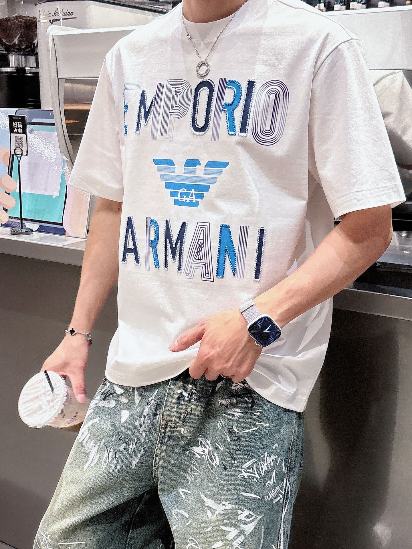 NO:159287,,Armani/Armani, the latest model for summer 2025, available at the counter at the same time, original single ruthless product, fashionable and casual round neck short-sleeved T-shirt, very distinctive on the upper body!  Eye-catching and highlighted, imported original fabric, top-grade embroidery craft letter pattern decorative logo, simple but not lacking in fashion, classic and atmospheric, comfortable and breathable, handsome and stylish on the upper body, size M-3XL, armani, armani, T-shirt, tees, t-shirt, alexander wang19860909,Armani/阿玛尼,2025夏季最新款,专柜同步有售,原单狠货,时尚休闲圆领短袖T恤,上身很有特点！吸睛而有亮点,进口原版面料,顶级刺绣工艺字母图案装饰Logo,简单而不失时尚,经典大气,舒适透气,上身帅气有型,码数M-3XL,,armani,armani,T-shirt,tees，t-shirt,alexander wang,Men's clothing