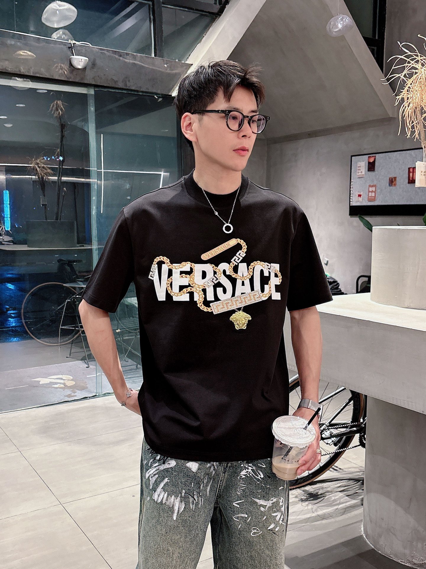 NO:159289,,Versace/Versace, the latest model in 2025 summer, available at the counter at the same time, original single product, fashionable and casual round neck short-sleeved T-shirt, very distinctive on the upper body!  Eye-catching and highlighted, imported original fabric, top-grade embroidery craft letter pattern decorative logo, simple but not lacking in fashion, classic and atmospheric, comfortable and breathable, handsome and stylish on the upper body, code M-3XL, versace, versace, T-shirt, tees, t-shirt, alexander wang19860909,Versace/范思哲,2025夏季最新款,专柜同步有售,原单狠货,时尚休闲圆领短袖T恤,上身很有特点！吸睛而有亮点,进口原版面料,顶级刺绣工艺字母图案装饰Logo,简单而不失时尚,经典大气,舒适透气,上身帅气有型,码数M-3XL,,versace,versace,T-shirt,tees，t-shirt,alexander wang,Men's clothing