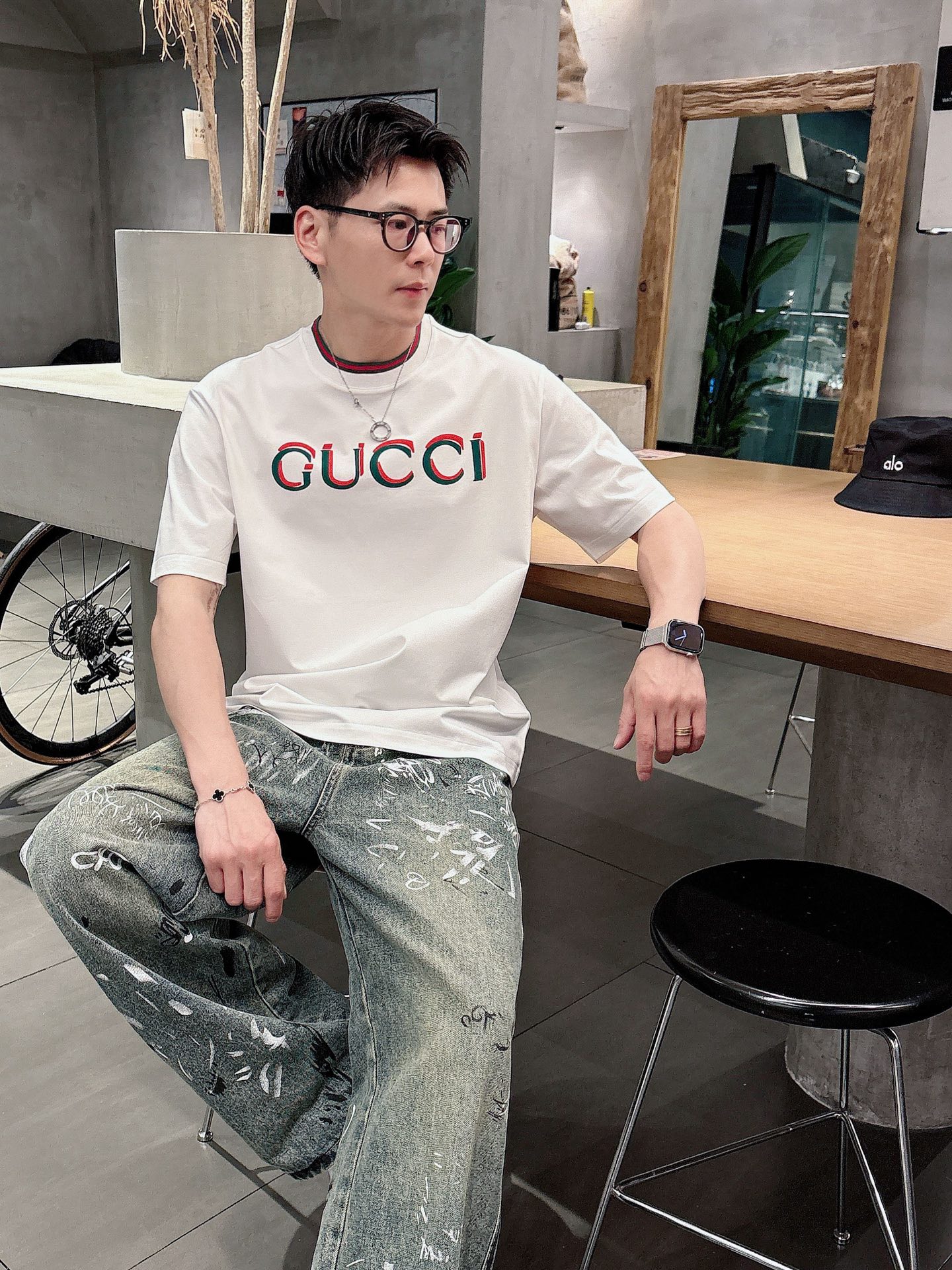 NO:159293,,Gucci/Guchi, the latest summer model in 2025, available at the counter at the same time, original single ruthless product, fashionable and casual round neck short-sleeved T-shirt, very distinctive on the upper body!  Eye-catching and highlighted, imported original fabric, top-grade embroidery craft letter pattern decorative logo, simple but not lacking in fashion, classic and atmospheric, comfortable and breathable, handsome and stylish on the upper body, code M-3XL, gucci, T-shirt, tees, t-shirt, alexander wang19860909,Gucci/古奇,2025夏季最新款,专柜同步有售,原单狠货,时尚休闲圆领短袖T恤,上身很有特点！吸睛而有亮点,进口原版面料,顶级刺绣工艺字母图案装饰Logo,简单而不失时尚,经典大气,舒适透气,上身帅气有型,码数M-3XL,,gucci,T-shirt,tees，t-shirt,alexander wang,Men's clothing