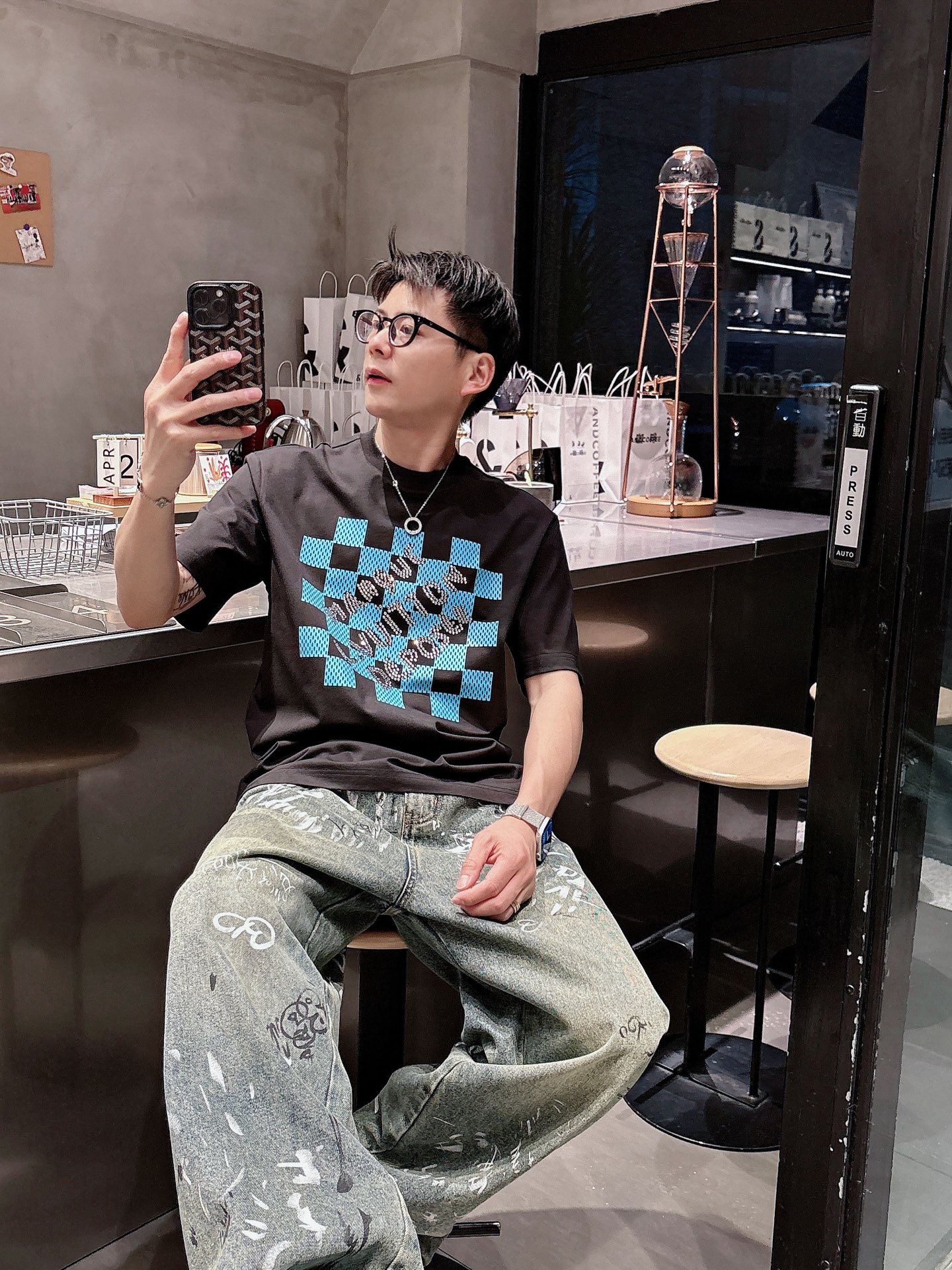 NO:159295,,Louis Vuitton/Louis Vuitton, the latest model in 2025 summer, available at the counter at the same time, original singles, fashionable and casual round neck short-sleeved T-shirt, very distinctive on the upper body!  Eye-catching and highlighted, imported original fabric, top-grade embroidery craft letter pattern decorative logo, simple but not lacking in fashion, classic and atmospheric, comfortable and breathable, handsome and stylish on the upper body, size M-3XL, louis vuitton, louis vuitton, T-shirt,tees, t-shirt,alexander wang19860909,Louis Vuitton/路易威登,2025夏季最新款,专柜同步有售,原单狠货,时尚休闲圆领短袖T恤,上身很有特点！吸睛而有亮点,进口原版面料,顶级刺绣工艺字母图案装饰Logo,简单而不失时尚,经典大气,舒适透气,上身帅气有型,码数M-3XL,,louis vuitton,louis vuitton,T-shirt,tees，t-shirt,alexander wang,Men's clothing