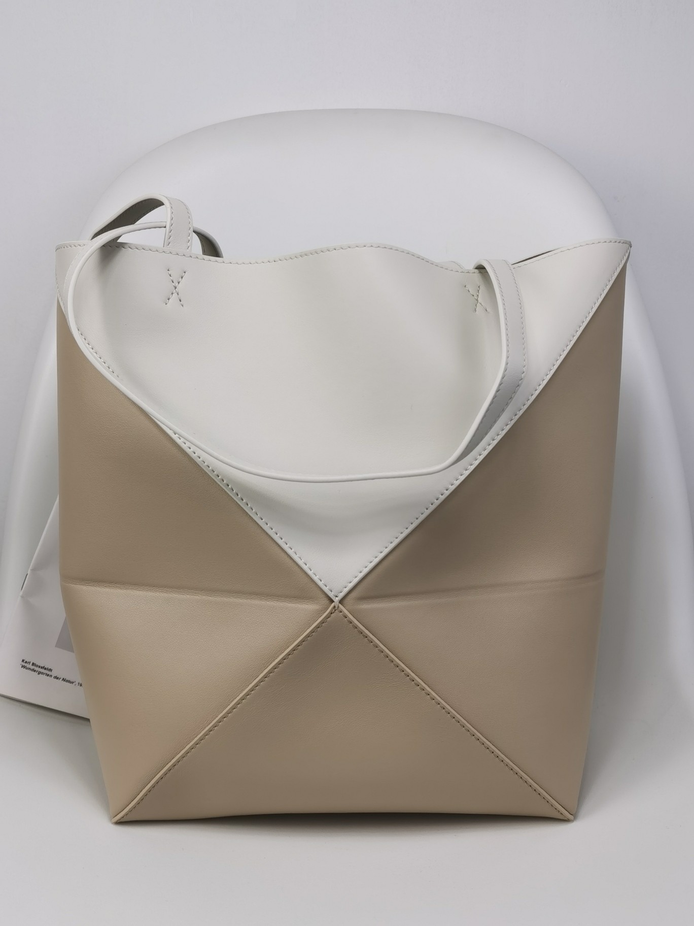 NO:175711,Genuine grade original leather version Small puzzle Tote 25.5-14.5-31.5 koala hanging decorations are placed in another order Model 1762 Glossy cowhide Puzzle Fold Puzzle Fold Handbag draws inspiration from the geometric lines of the brand's classic handbag series, reinterprets with inlays rich in geometric architectural aesthetics, can be completely folded, and can be regarded as a travel companion. The brand uses creativity to create soft and light handbags with low-key and elegant LOEWE brand logo. Suede lining LOEWE gold stamping, special Loewe, loewe, loewe, cowhide19860909正品级 原厂皮版本 小号 puzzle Tote  25.5-14.5-31.5考拉挂饰另外下单 型號1762 亮面牛皮革 Puzzle Fold Puzzle Fold 手袋从品牌经典手袋系列的几何线条汲取灵感,以富含几何建筑美感的镶片重新诠释,能完全折叠,可谓旅行良伴.品牌运用创意巧思打造柔软轻盈的手袋,搭配低调雅致的 LOEWE 品牌标志. 绒面革衬里 LOEWE 烫金,特级罗意威,loewe,loewe,cowhide,Bag