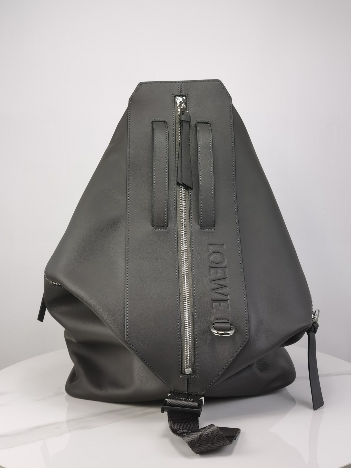 NO:617885,Premium Loewe Model Large School Bag Chocolate Classic Cow Leather Transform Backpack Size 40-20-50cm Color: Black Multifunctional backpack with comfortable padded shoulder straps, mesh back and a branded metal buckle that opens and converts into a double handle travel bag. External flat zip pocket has enough space to hold a tablet. This version is made from classic cow leather. Carry as a backpack, shoulder or top handle Adjustable shoulder straps Zip closure, cowhide zip puller Two zippered side pockets and one large zippered pocket Holds a 13-inch laptop Herringbone cotton canvas lining Embossed with D-rings LOEWE, Premium Loewe, loewe, loewe, travel bags, backpacks, cowhide19860909特级 Loewe型號大号书包  巧克力色  经典牛皮革变形背包 尺寸40-20-50cm 颜色: 黑色 多功能背包,配有舒适性高的衬垫肩带,网眼背部和一个饰有品牌标志的金属扣,可打开并转换为双提手旅行包.外部扁平拉链口袋有足够的空间可以容纳一台平板电脑.此版本采用经典牛皮革制成. 双肩背、肩背或顶部提手携带 可调节肩带 拉链开合,牛皮革拉链头 两个拉链侧袋和一个大拉链口袋 可容纳 13 英寸笔记本电脑 人字纹棉质帆布衬里 配有 D 形环的压纹 LOEWE,特级罗意威,loewe,loewe,travel bags,backpacks,cowhide,Bag