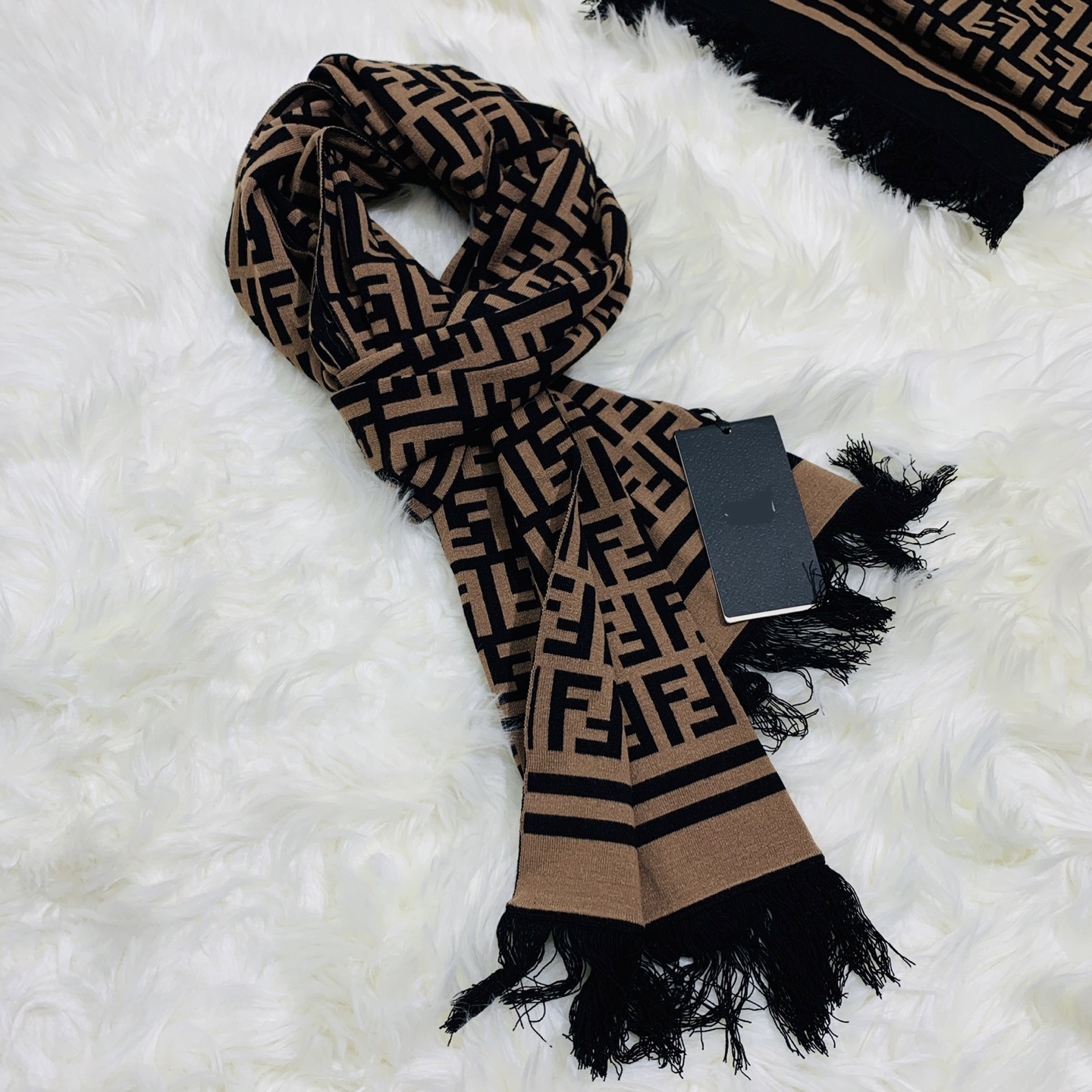 NO:687604,Fend*25 new autumn and winter series new classic logo knitted scarf. It has both warmth and style. It has a soft and waxy high-end atmosphere. It can be worn on both sides. The perfect choice for autumn and winter outfits,,fendi,19860909Fend*25秋冬系列新款上新经典logo针织围巾 暖意与格调兼备 软糯高级氛围感拉满 正反双面皆可戴 秋冬穿搭点睛之选,,fendi,,Women's clothing