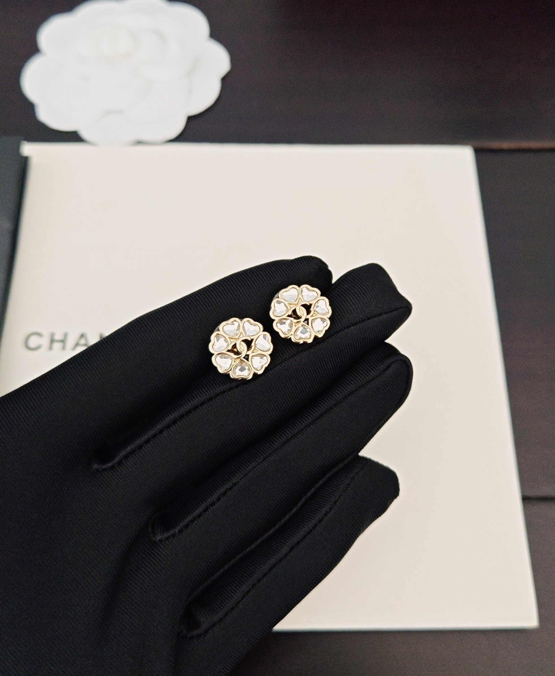  ch*nel  最新款🆕🆕白钻爱心小花瓣cc耳钉】一致专柜🆕黄铜材质