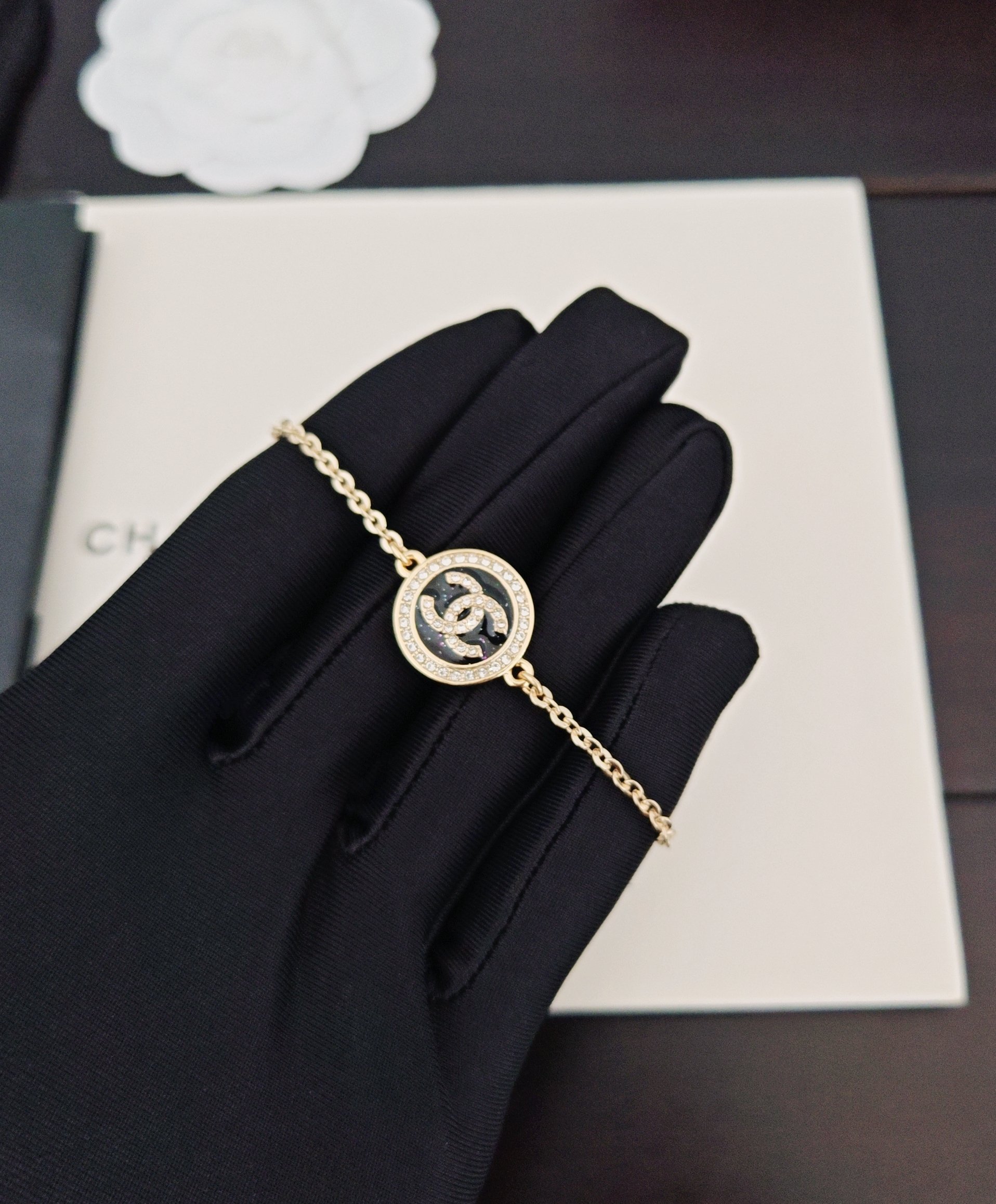 p225 [ch*nel’s latest rounded black bracelet]