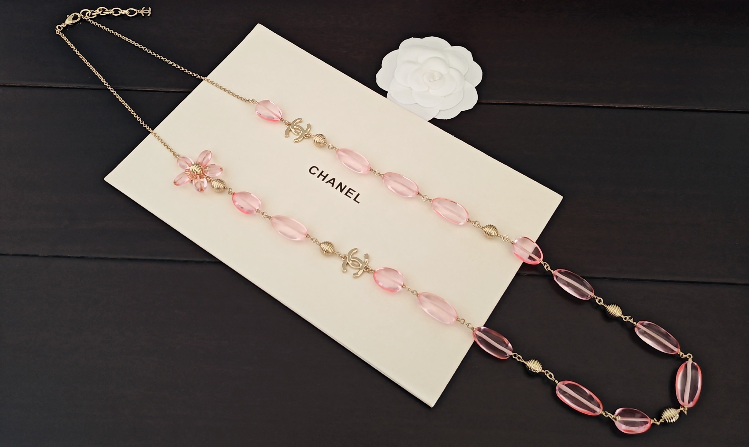 【ch*nel 最新款🆕🆕粉色树脂橄榄珠毛衣链】一致官网黄铜材质