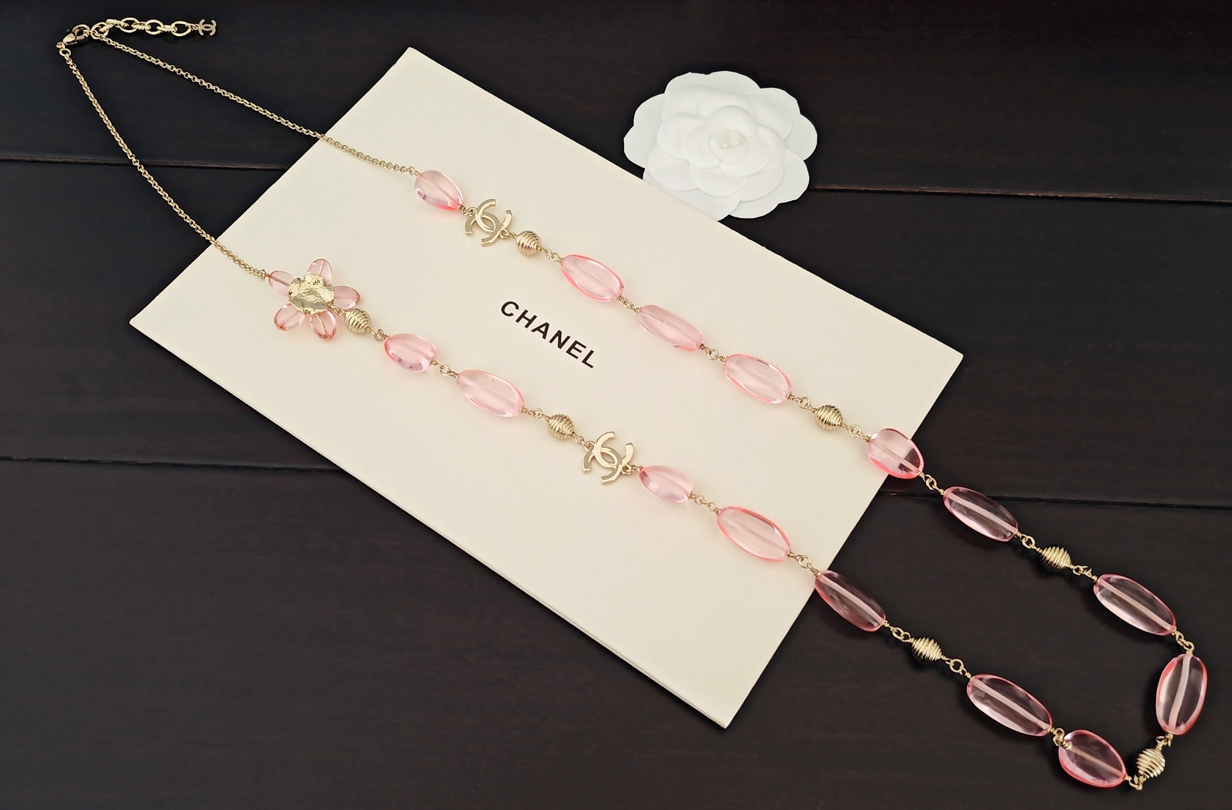 【ch*nel 最新款🆕🆕粉色树脂橄榄珠毛衣链】一致官网黄铜材质