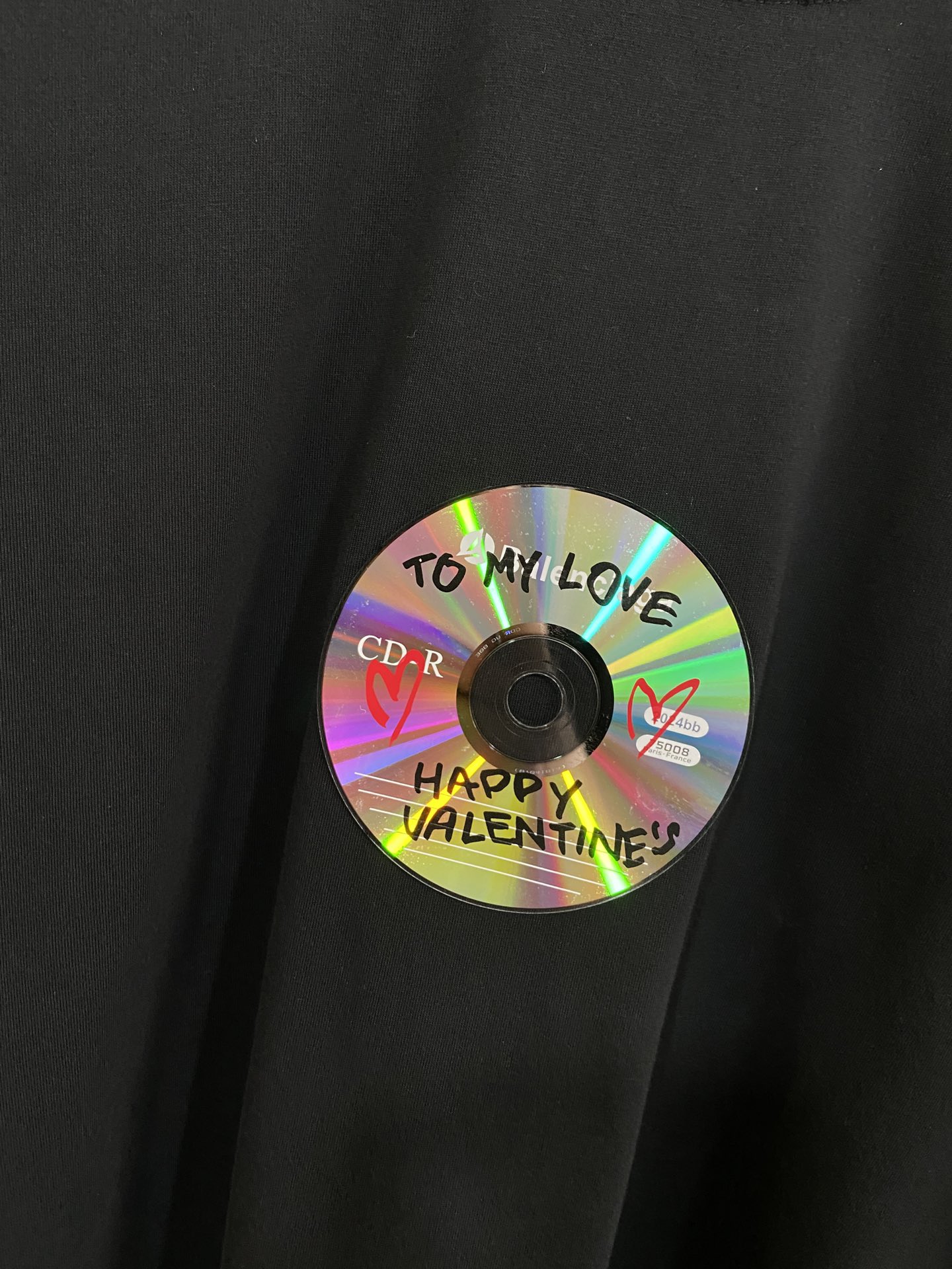 巴黎家CD光碟烫画T恤手工磨破剪烂做旧效果恒温压烫工艺固定光碟CD光碟表面采用酸化铝膜抛光处理胶体涂层工