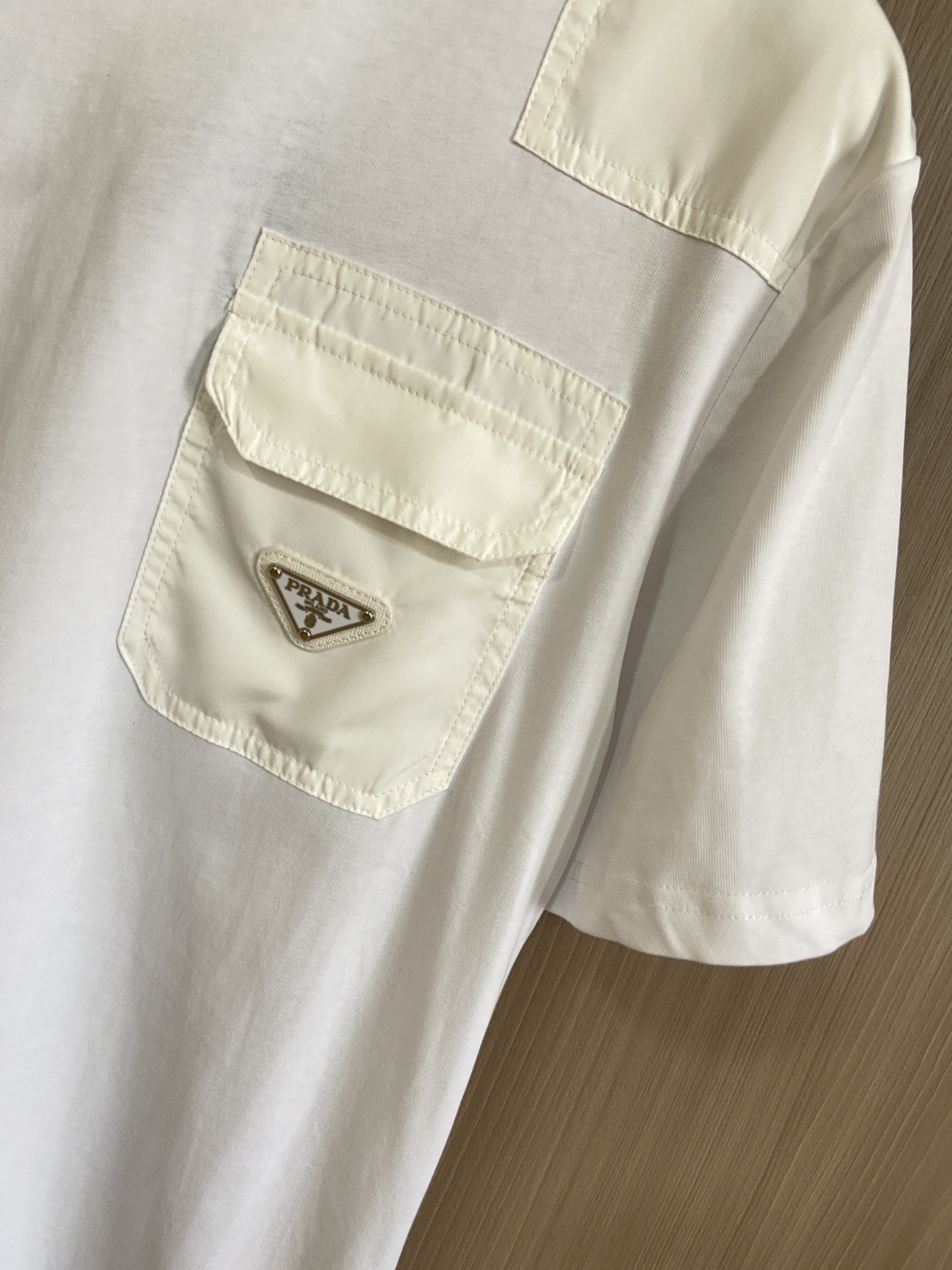 P家口袋三角牌短袖融运动风极简主义设计和精美细节于一身搭配PRADA的经典尼龙配色三角金属琅琊章尽显品牌
