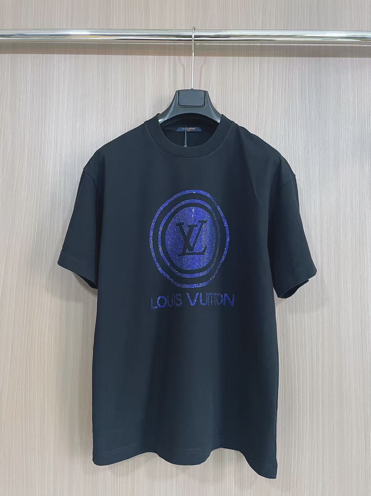 NO:428205,LV2025 diamond iron T-shirt 280g pure cotton fabric Selected imported Aoji diamonds Full of high-end sense Black and white two-color men and women Same model S-XL.,,louis vuitton,tees, t-shirt,alexander wang19860909LV2025烫钻T恤 280克纯棉面料 精选进口奥钻 高级感满满 黑白双色 男女同款 码数S-XL .,,louis vuitton,tees，t-shirt,alexander wang,Men's clothing