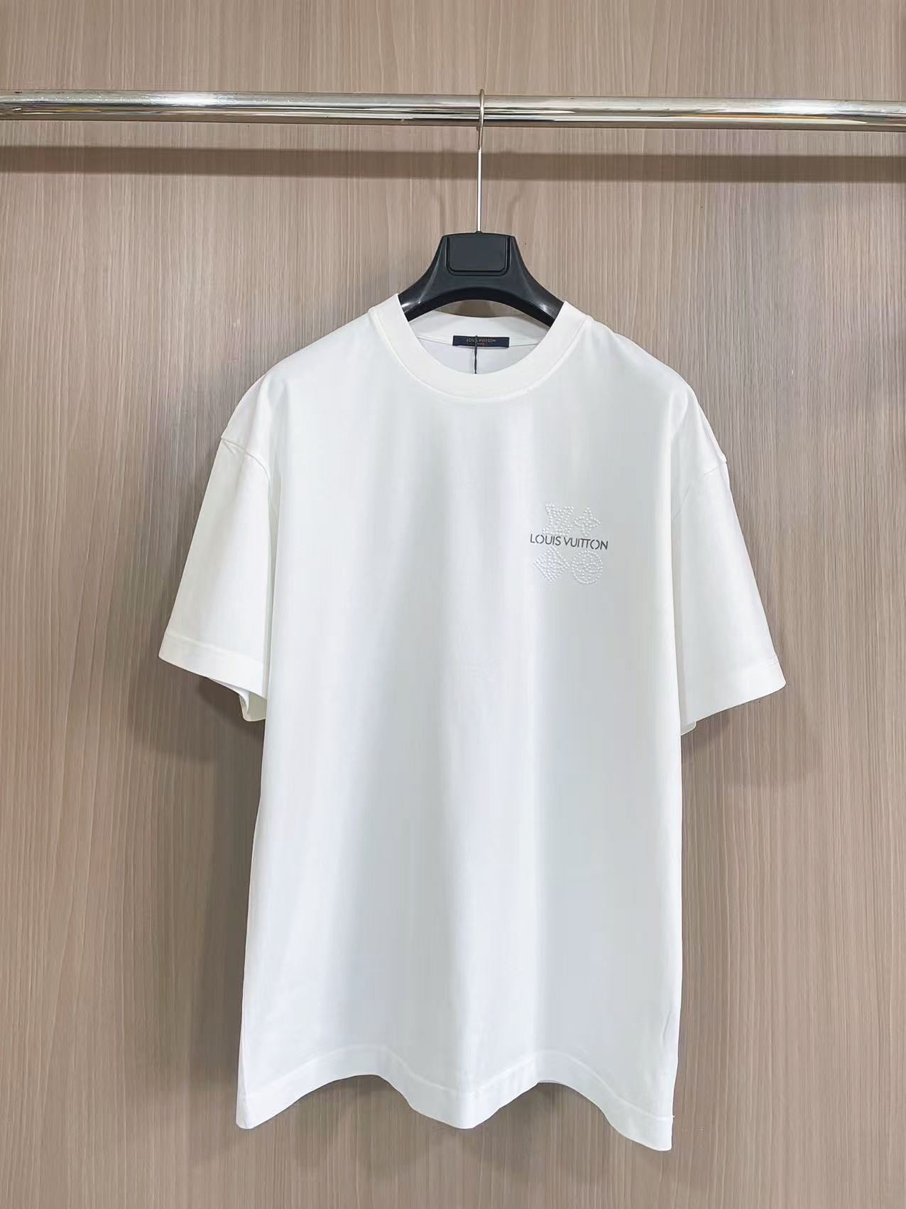 NO:428210,LV2025 new heavy industry pearl T-shirt. 280g pure cotton fabric, three-dimensional silicone + three-dimensional pearls, both heavy craftsmanship, black and white, same style for men and women, code S-XXL.,,louis vuitton,tees, t-shirt,alexander wang19860909LV2025新款重工珍珠T恤.280克纯棉面料 立体硅胶+立体珍珠 都是重工艺 黑白双色 男女同款 码数S-XXL .,,louis vuitton,tees，t-shirt,alexander wang,Men's clothing