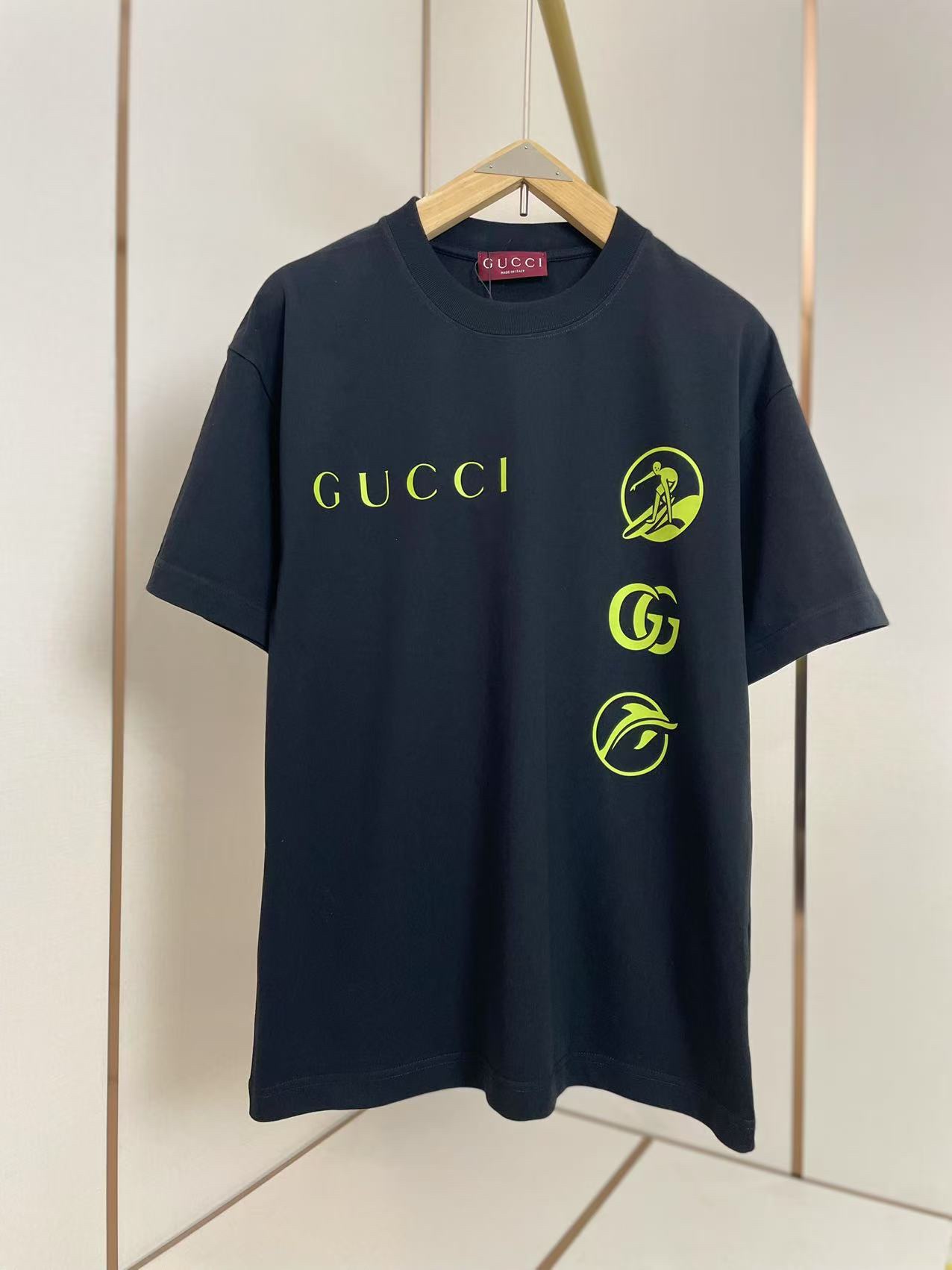 NO:131359,Gucci's new fluorescent green letter T-shirt. The bright fluorescent green elements are particularly eye-catching. Gucci is printed on one side. There are unique patterns and classic double G logos. Instantly enhance the overall fashion sense. Double threaded neckline. Shoulder-through-shoulder strips. 280g pure cotton fabric. Black and white. S-XXL. S-XXL., gucci,tees, t-shirt, alexander wang.19860909Gucci新款荧光绿字母T恤 亮眼的荧光绿元素格外吸睛 一侧印有Gucci字样 还有独特的图案和经典的双G标志 瞬间提升了整体的时尚感 双层螺纹领口 肩部通肩压条 280g纯棉面料 黑白双色 男女同款码数S-XXL,,gucci,tees，t-shirt,alexander wang,Men's clothing