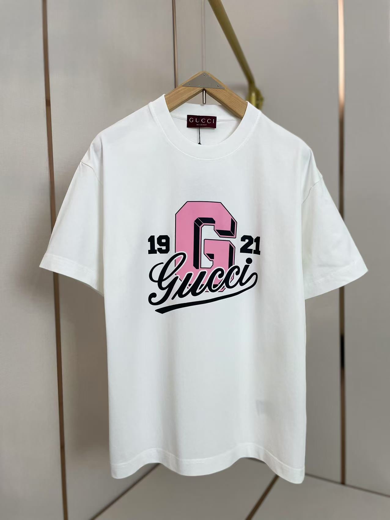 NO:131361,Gucci new 1921 letter T-shirt retro signature simple without losing the sense of fashion Double threaded neckline Shoulder shoulder pressure strip 280g pure cotton fabric Black and white Two-color Men and women Same size S-XXL, gucci,tees, t-shirt, alexander wang19860909Gucci新款1921字母T恤 复古签名简约而不失时尚感 双层螺纹领口 肩部通肩压条 280g纯棉面料 黑白双色 男女同款码数S-XXL,,gucci,tees，t-shirt,alexander wang,Men's clothing