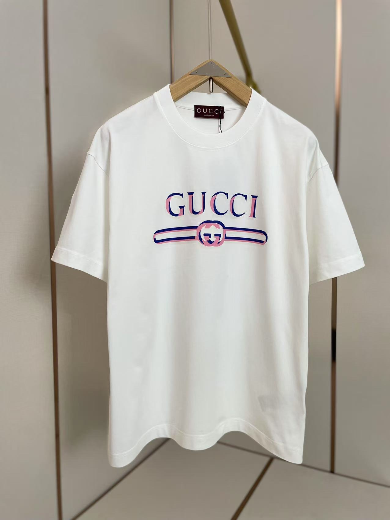 NO:131364,Gucci pink letter T-shirt Pure background with colorful letter stripes Like macaron ice cream in summer Sweet and cool Full score Double threaded neckline Shoulder shoulder strips 280g pure cotton fabric Black and white Two-color Men and women Same size S-XXL, gucci,tees, t-shirt, alexander wang19860909Gucci粉色字母T恤 纯净底色 配上彩色字母条纹 就像夏日里的马卡龙冰淇淋 甜酷满分 双层螺纹领口 肩部通肩压条 280g纯棉面料 黑白双色 男女同款码数S-XXL,,gucci,tees，t-shirt,alexander wang,Men's clothing