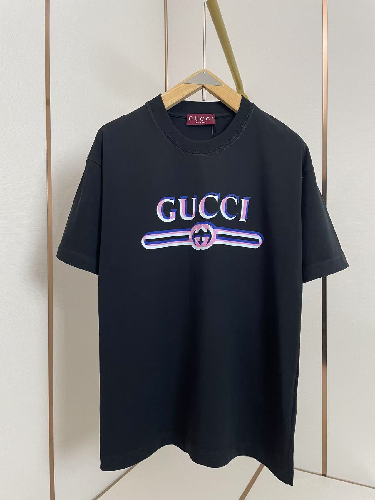 NO:131366,Gucci pink letter T-shirt Pure background with colorful letter stripes Like macaron ice cream in summer Sweet and cool Full score Double threaded neckline Shoulder shoulder strips 280g pure cotton fabric Black and white Two-color Men and women Same size S-XXL, gucci,tees, t-shirt, alexander wang19860909Gucci粉色字母T恤 纯净底色 配上彩色字母条纹 就像夏日里的马卡龙冰淇淋 甜酷满分 双层螺纹领口 肩部通肩压条 280g纯棉面料 黑白双色 男女同款码数S-XXL,,gucci,tees，t-shirt,alexander wang,Men's clothing