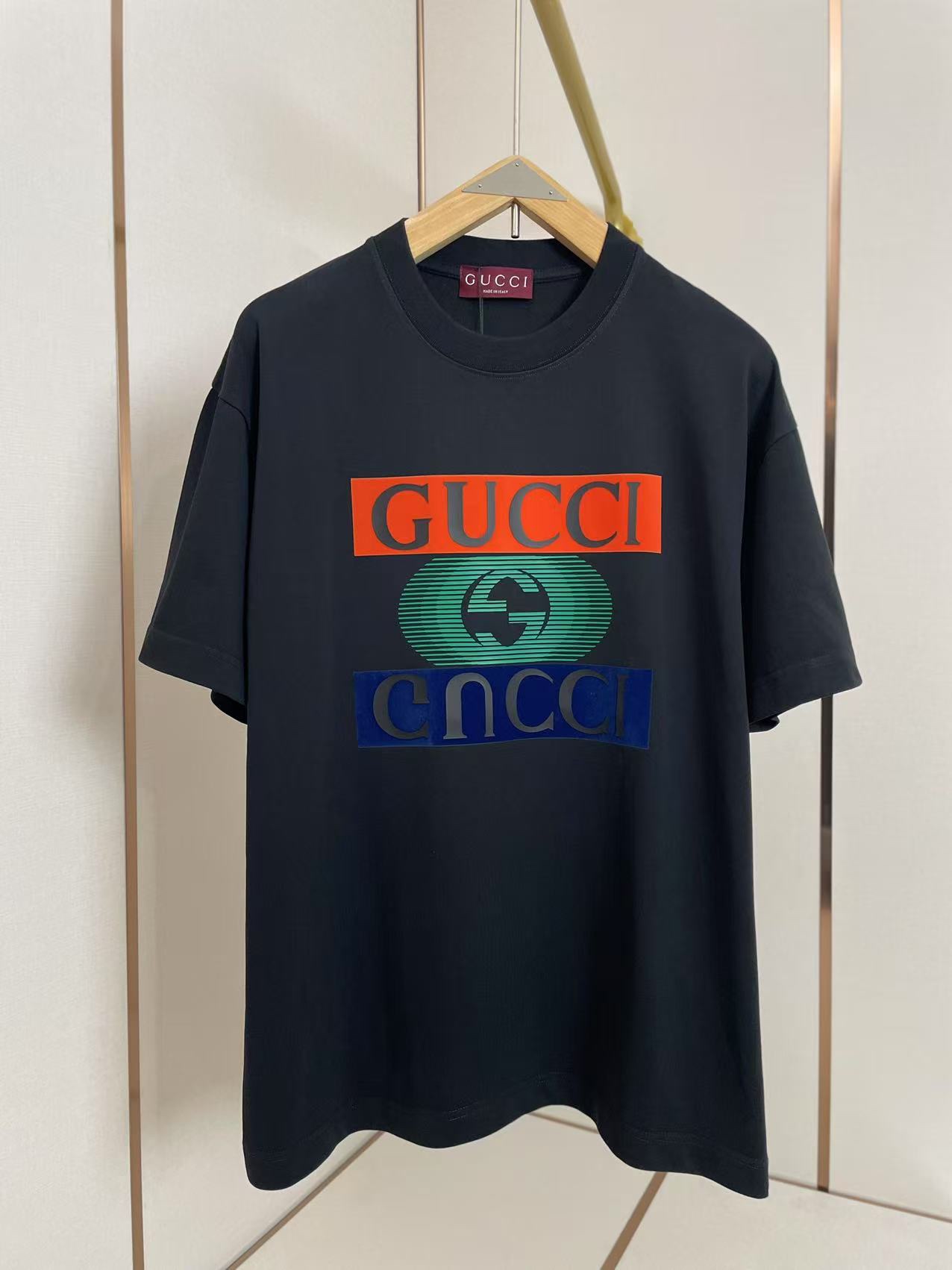 NO:131368,Gucci new double G mirror logo round neck T-shirt, three-dimensional silicone letters advanced outfit, double threaded neckline, shoulder-to-shoulder pressure strip, 280 grams pure cotton fabric comfortable and breathable, black and white, same style for men and women, Size S-XXL,,gucci,tees, t-shirt,alexander wang19860909Gucci新款双G镜像logo圆领T恤 立体硅胶字母高级穿搭 双层螺纹领口 肩部通肩压条 280克纯棉面料舒适透气 黑白双色 男女同款 码数S-XXL,,gucci,tees，t-shirt,alexander wang,Men's clothing
