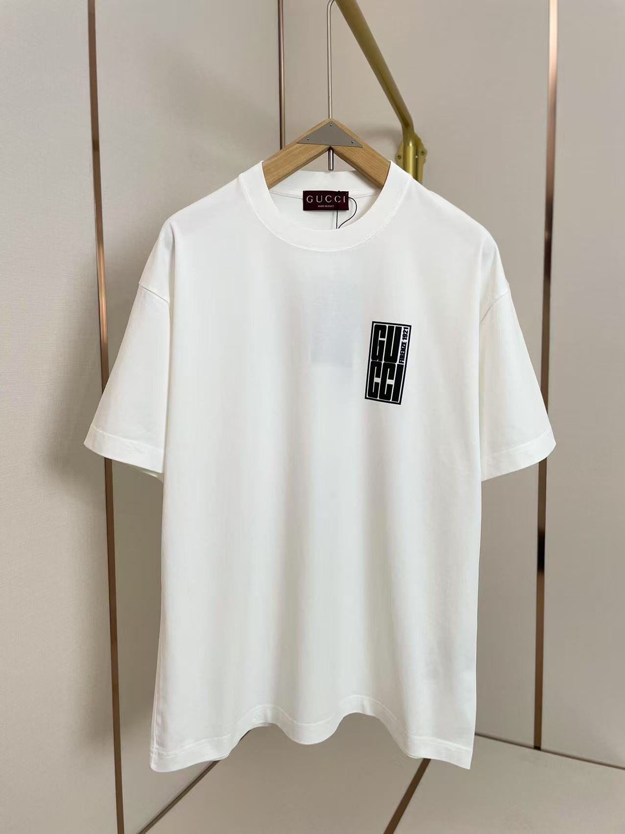 NO:131370,Gucci new overlapping letter T-shirt Double threaded neckline Shoulder-through strips 280g pure cotton fabric comfortable and breathable Black and white two-color men and women Same model S-XXL, gucci,tees, t-shirt, alexander wang19860909Gucci 新款重叠字母T恤 双层螺纹领口 肩部通肩压条 280克纯棉面料舒适透气 黑白双色 男女同款 码数S-XXL,,gucci,tees，t-shirt,alexander wang,Men's clothing