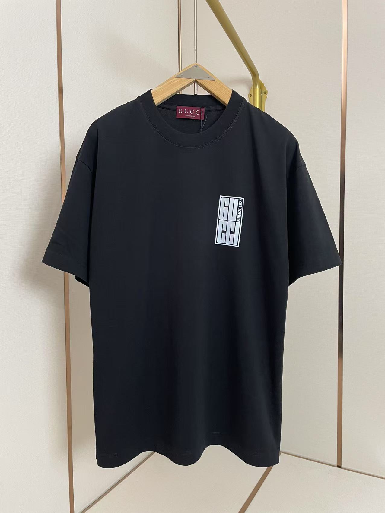 NO:131372,Gucci new overlapping letter T-shirt Double threaded neckline Shoulder-through strips 280g pure cotton fabric comfortable and breathable Black and white two-color men and women Same model S-XXL, gucci,tees, t-shirt, alexander wang19860909Gucci 新款重叠字母T恤 双层螺纹领口 肩部通肩压条 280克纯棉面料舒适透气 黑白双色 男女同款 码数S-XXL,,gucci,tees，t-shirt,alexander wang,Men's clothing