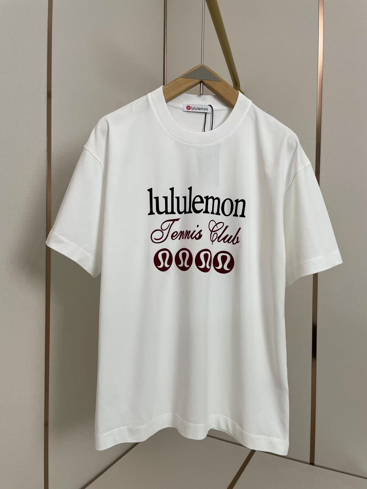 NO:131374,Lululemon New Flocked Letter T-shirt All-match Simple is the ultimate fashion Shoulder-through-shoulder strip 280g pure cotton fabric comfortable and breathable White Men and women Same model S-XXL, tees, t-shirt, alexander wang19860909Lululemon 新款植绒字母T恤 百搭款 简约是最终的时尚 肩部通肩压条 280克纯棉面料舒适透气 白色 男女同款 码数S-XXL,,tees，t-shirt,alexander wang,Men's clothing
