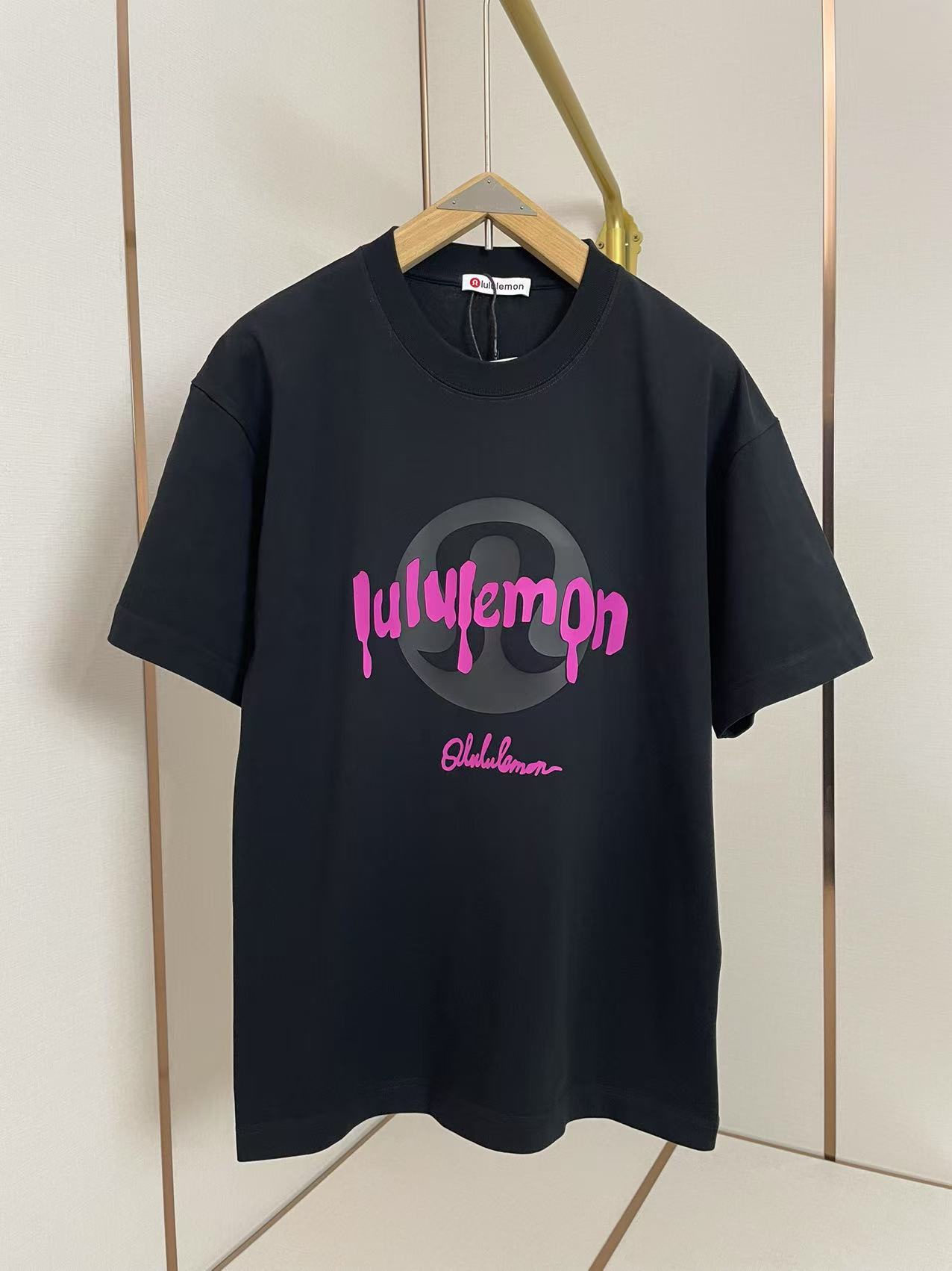 NO:131367,Lululemon's new spoof letter T-shirt, silicone printing with clear edges and corners, a must-have item for trendy people, shoulder-to-shoulder pressing strips, 280 grams pure cotton fabric comfortable and breathable, black and white, same style for men and women, Size S-XXL,,tees, t-shirt,alexander wang19860909Lululemon新款恶搞字母T恤 硅胶印花棱角分明 潮人必备单品 肩部通肩压条 280克纯棉面料舒适透气 黑白双色 男女同款 码数S-XXL,,tees，t-shirt,alexander wang,Men's clothing