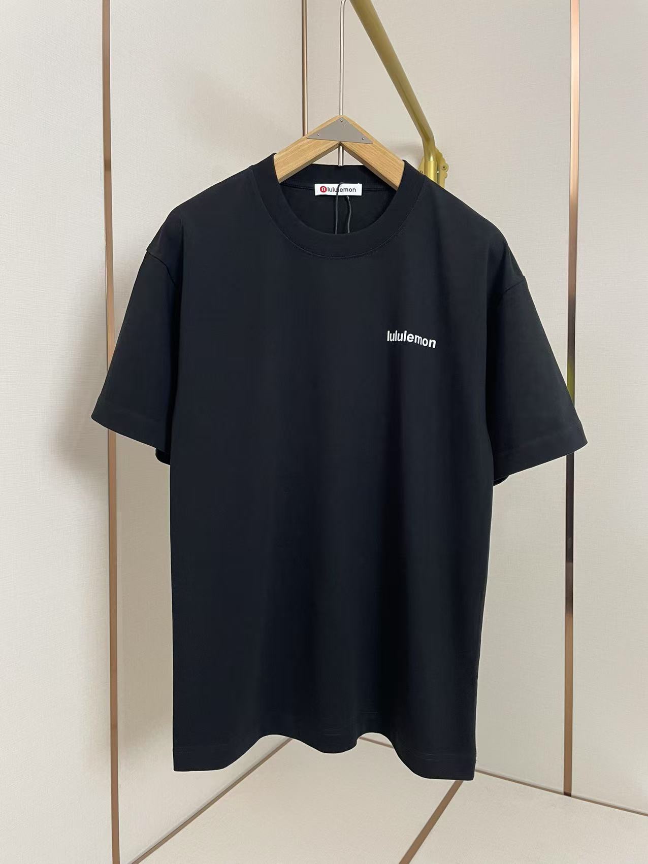 NO:131358,Lululemon's new foam letter T-shirt, three-dimensional foam logo is highly recognizable, comes with fashionable BGM, candy color outfit, shoulder-to-shoulder pressing strip, 280g pure cotton fabric comfortable and breathable, black, same style for men and women, Size S-XXL,,tees, t-shirt,alexander wang19860909Lululemon 新款发泡字母T恤 立体发泡logo辨识度超高 自带时髦BGM 糖果色穿搭 肩部通肩压条 280克纯棉面料舒适透气 黑色 男女同款 码数S-XXL,,tees，t-shirt,alexander wang,Men's clothing