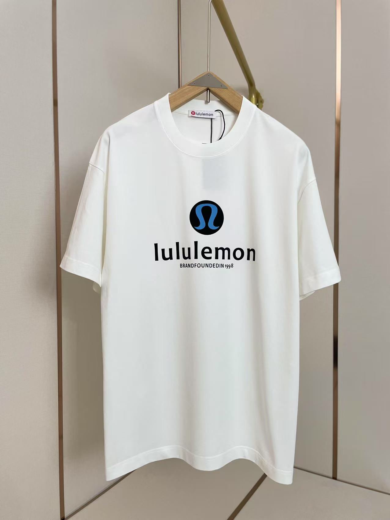 NO:131360,Lululemon silicone letter T-shirt Double threaded neckline Shoulder-through strips 280g pure cotton fabric comfortable and breathable White Men and women Same model S-XXL, tees, t-shirt, alexander wang19860909Lululemon硅胶字母T恤 双层螺纹领口 肩部通肩压条 280克纯棉面料舒适透气 白色 男女同款 码数S-XXL,,tees，t-shirt,alexander wang,Men's clothing