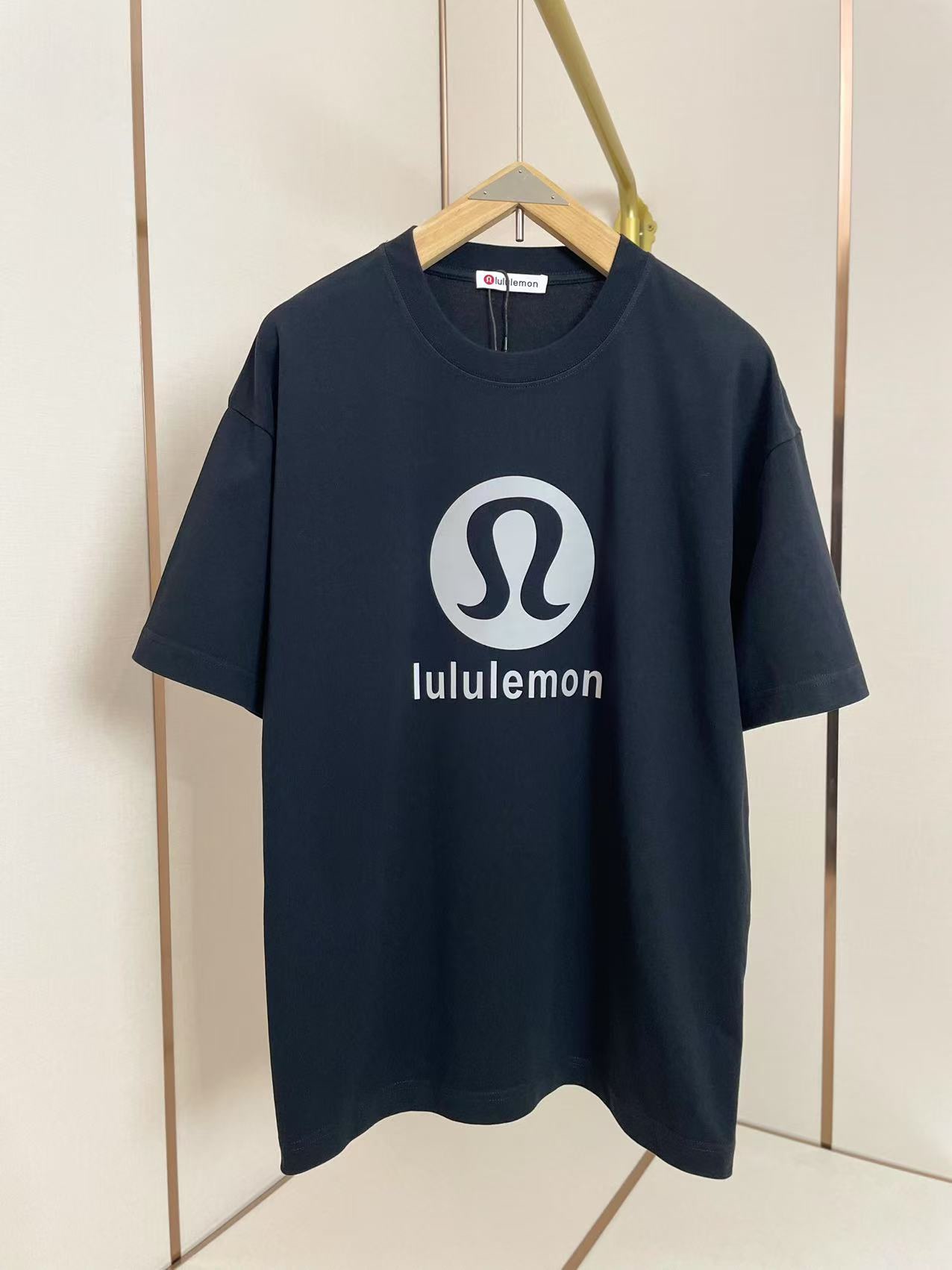 NO:131362,Lululemon high-end three-dimensional logo short sleeves, double-layer threaded neckline, shoulder-through pressure strips, 280g pure cotton fabric comfortable and breathable, black, same style for men and women, Size S-XXL,,T-shirt,alexander wang19860909Lululemon高阶立体logo短袖 双层螺纹领口 肩部通肩压条 280克纯棉面料舒适透气 黑色 男女同款 码数S-XXL,,T-shirt,alexander wang,Men's clothing