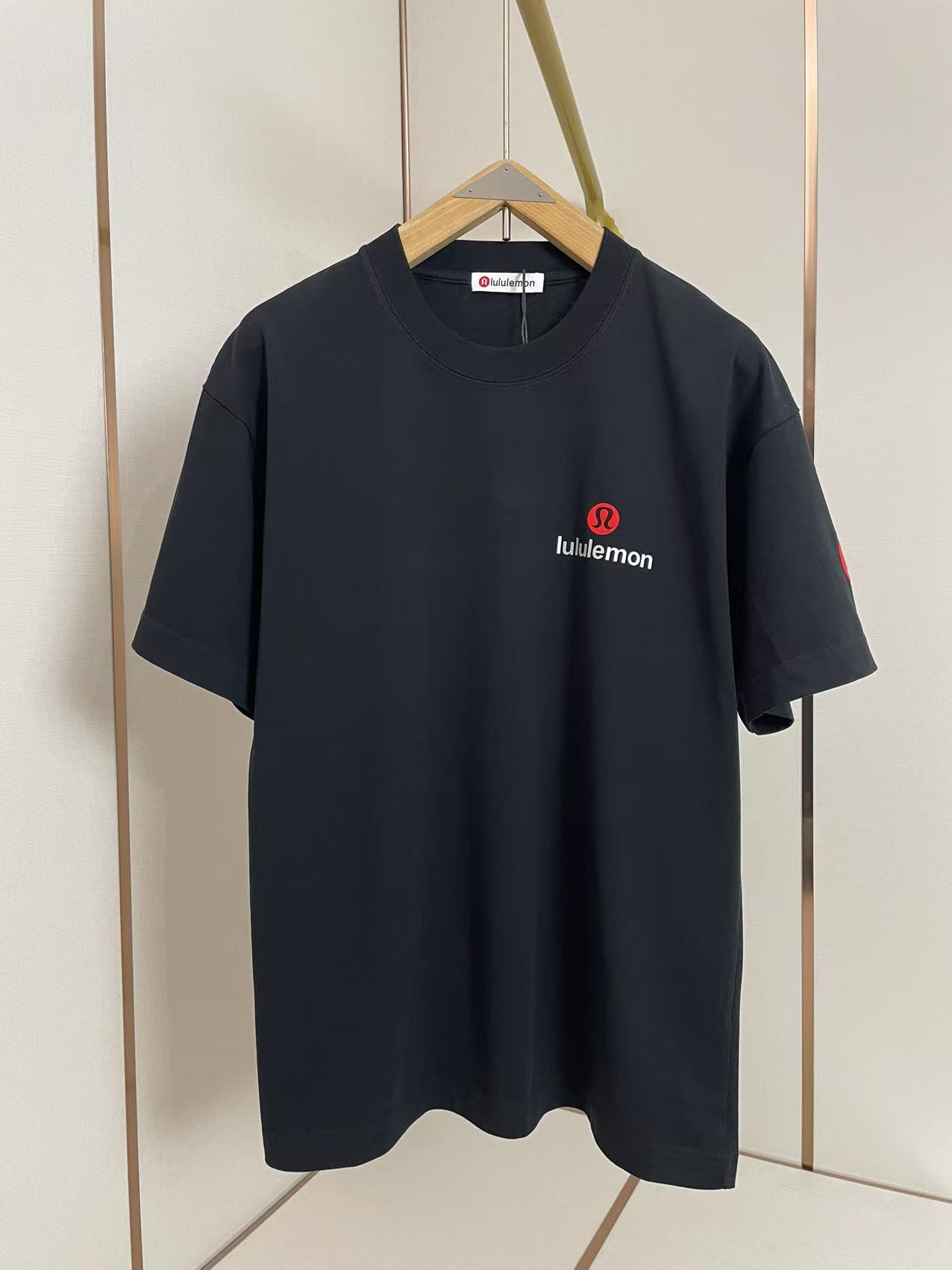 NO:131365,Lululemon's new simple letter T-shirt, exclusive small cuffs, both fashionable and mature. Double threaded neckline, shoulder-to-shoulder pressing strips, 280g pure cotton fabric comfortable and breathable, black and white, same style for men and women, Size S-XXL,,tees, t-shirt, alexander wang19860909Lululemon新款简约字母T恤 袖口专属小标 既时尚又成熟.双层螺纹领口 肩部通肩压条 280克纯棉面料舒适透气 黑白双色 男女同款 码数S-XXL,,tees，t-shirt,alexander wang,Men's clothing