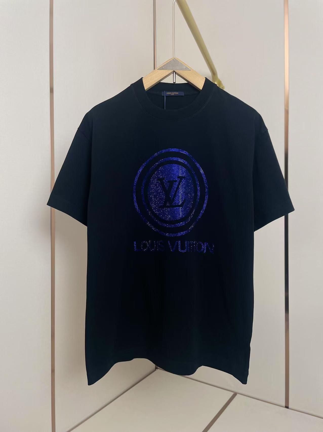 NO:428215,LV2025 diamond iron T-shirt 280g pure cotton fabric Selected imported Aoji diamonds Full of high-end feel Shoulder shoulder pressure strips 280g pure cotton fabric comfortable and breathable Black and white two-color men and women same style S-XL.,,louis vuitton,tees, t-shirt,alexander wang19860909LV2025烫钻T恤 280克纯棉面料 精选进口奥钻 高级感满满 肩部通肩压条 280克纯棉面料舒适透气 黑白双色 男女同款 码数S-XL .,,louis vuitton,tees，t-shirt,alexander wang,Men's clothing
