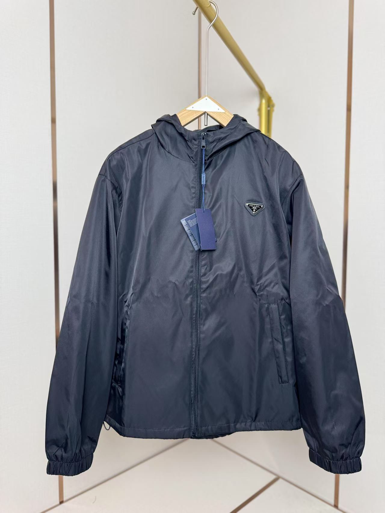 NO:140460,Prada nylon hooded jacket, classic triangle brand on chest, waist drawstring design, custom hardware, black, same style for men and women, S-XL,,prada, jackets & coats,hats,alexander wang19860909普拉达尼龙连帽夹克 胸前经典三角牌 腰部抽绳设计 定制五金 黑色 男女同款 码数S-XL,,prada,jackets & coats,hats,alexander wang,Men's clothing