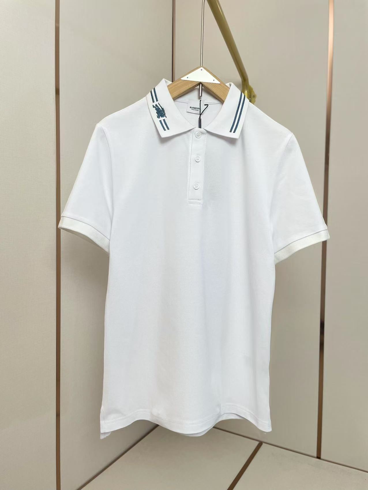 NO:140466,Burberry classic EKD Pegasus embroidery Polo. Basic classic lapel Polo New elements exquisite neckline war horse embroidery Low-key and elegant Black and white two-color men and women same style S-XXL, burberry, alexander wang19860909巴宝莉经典EKD飞马刺绣Polo.基础经典翻领Polo 新元素 领口精美战马刺绣 低调优雅 黑白双色 男女同款 码数S-XXL,,burberry,alexander wang,Men's clothing