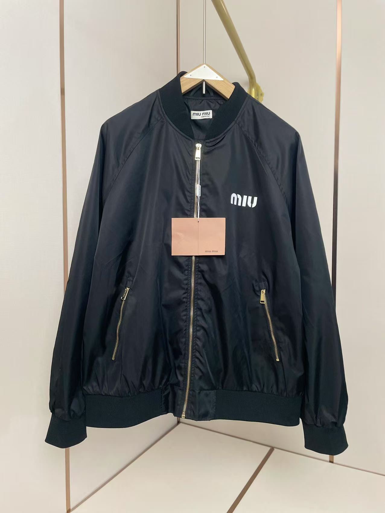 NO:140454,MIU MIU2025 new nylon silicone letter jacket nylon fabric is light and wear-resistant, and it is also great in water resistance. The silicone letters are exquisite and unique, full of details. Brand elements design concept perfectly reflects high quality. The style is loose and versatile. Black S-XL,,miumiu, jackets & coats,alexander wang19860909MIU MIU2025新款尼龙硅胶字母夹克 尼龙面料轻盈耐磨 防水性也很棒 硅胶字母精致而独特 细节满满 品牌元素设计理念 完美体现高品质 版型宽松又百搭 黑色 码数S-XL,,miumiu,jackets & coats,alexander wang,Men's clothing