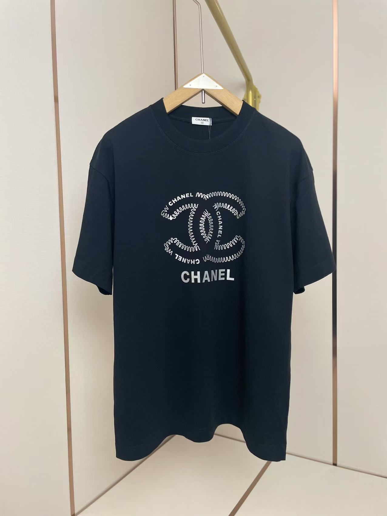 NO:140448,Chanel 2025 new wavy three-dimensional printed T-shirt, dual C classic style, shoulder-to-shoulder pressing strip, 280 grams pure cotton fabric comfortable and breathable, black and white, same style for men and women, Size S-XXL,,chanel,tees, t-shirt,alexander wang19860909香奈儿2025新款波浪纹立体印花T恤 双C经典造型 肩部通肩压条 280克纯棉面料舒适透气 黑白双色 男女同款 码数S-XXL,,chanel,tees，t-shirt,alexander wang,Men's clothing