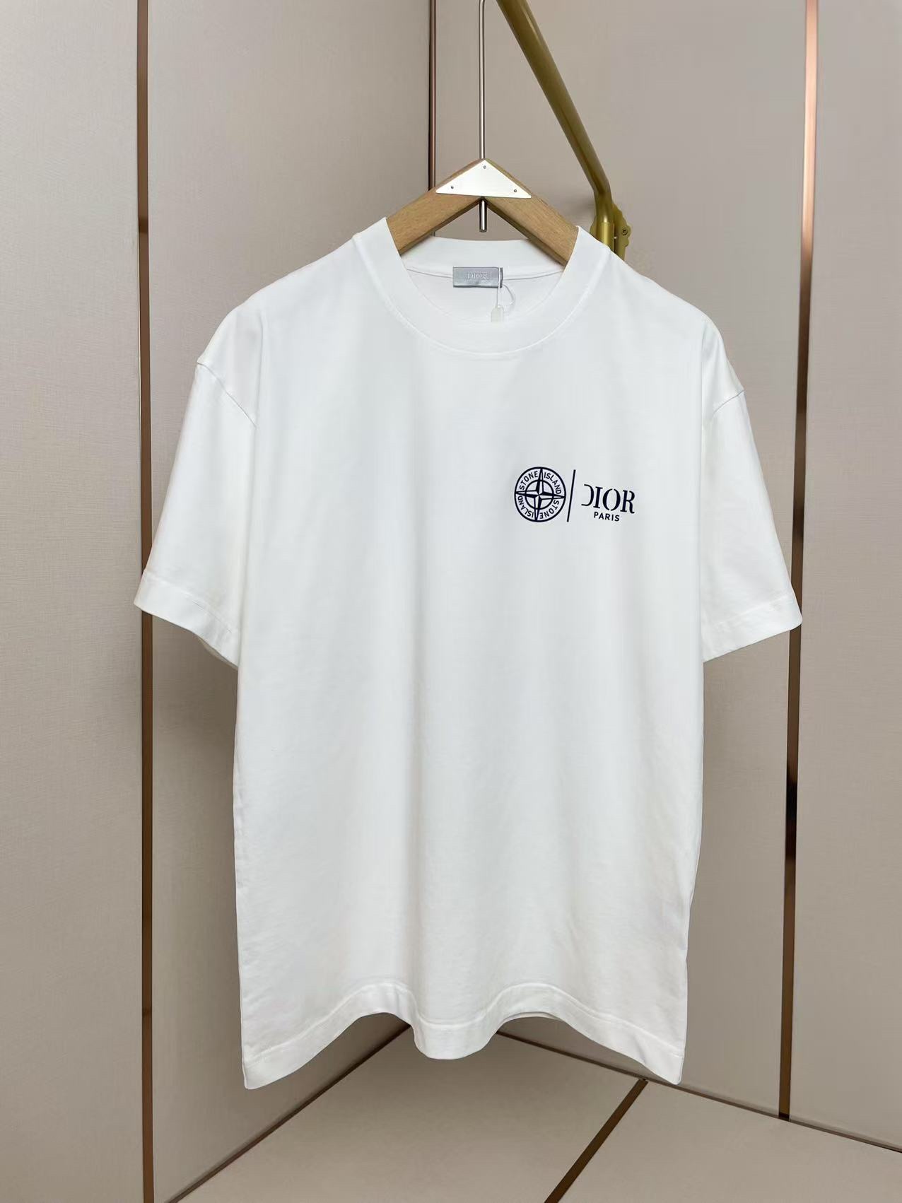 NO:140436,Dior X Stone Island latest joint T-shirt The logo is integrated into the Stone Island classic compass. It is low-key and reveals the honor of the Dior brand. Shoulder-through-shoulder pressing strips. 280 grams of pure cotton fabric is comfortable and breathable. Black and white. The same style for men and women. Size S-XXL,,dior,tees, t-shirt,alexander wang19860909迪奥 X 石头岛最新联名T恤 标识融入石头岛经典罗盘 低调的同时又透露迪奥大牌的尊贵 肩部通肩压条 280克纯棉面料舒适透气 黑白双色 男女同款 码数S-XXL,,dior,tees，t-shirt,alexander wang,Men's clothing