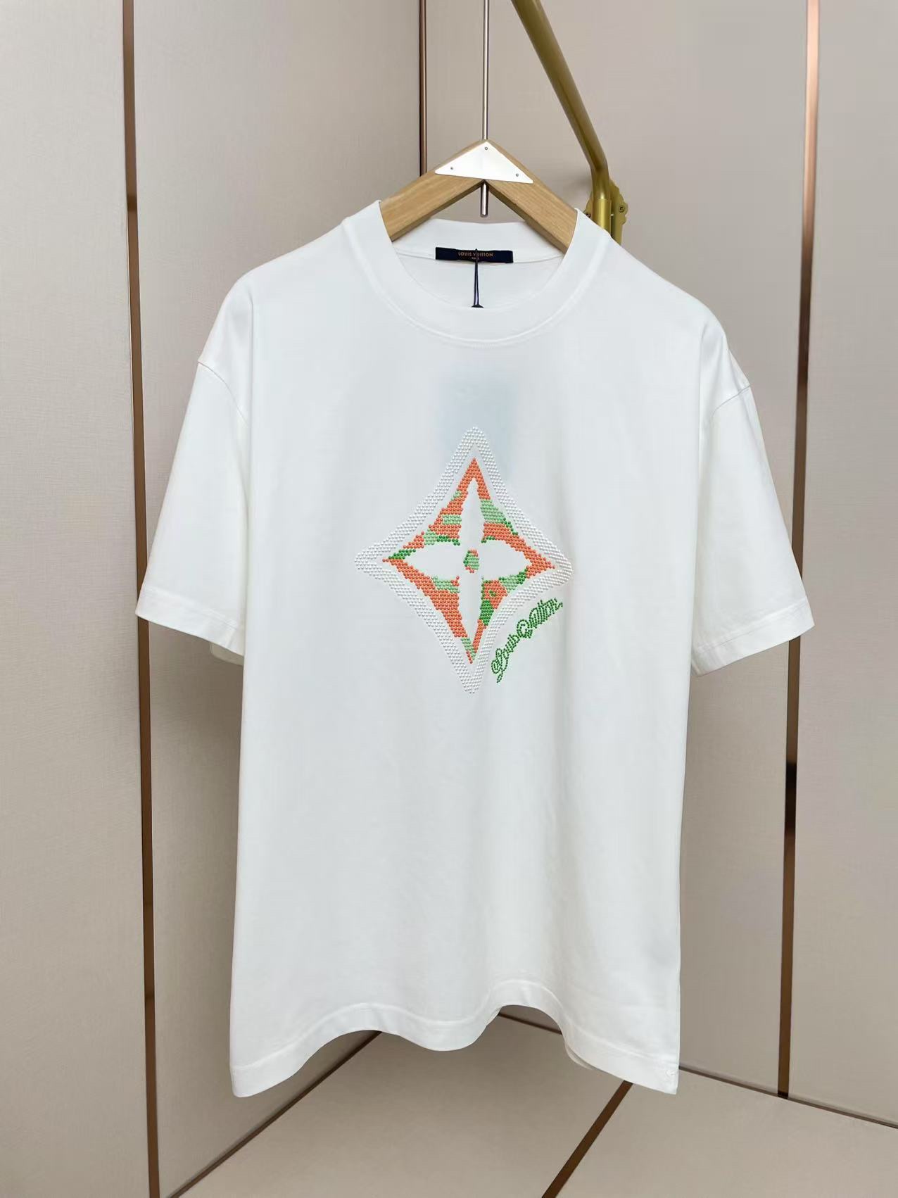 NO:140430,LV2025 new four-leaf clover beaded T-shirt logo is full of independent small beads, very luxurious feeling, shoulder-to-shoulder pressing strips, 280 grams pure cotton fabric comfortable and breathable, black and white, same style for men and women, S-XXL,,louis vuitton,tees, t-shirt,alexander wang19860909LV2025新款四叶草烫珠T恤 logo全是一颗一颗独立的小珠子 非常奢华的感觉 肩部通肩压条 280克纯棉面料舒适透气 黑白双色 男女同款 码数S-XXL,,louis vuitton,tees，t-shirt,alexander wang,Men's clothing