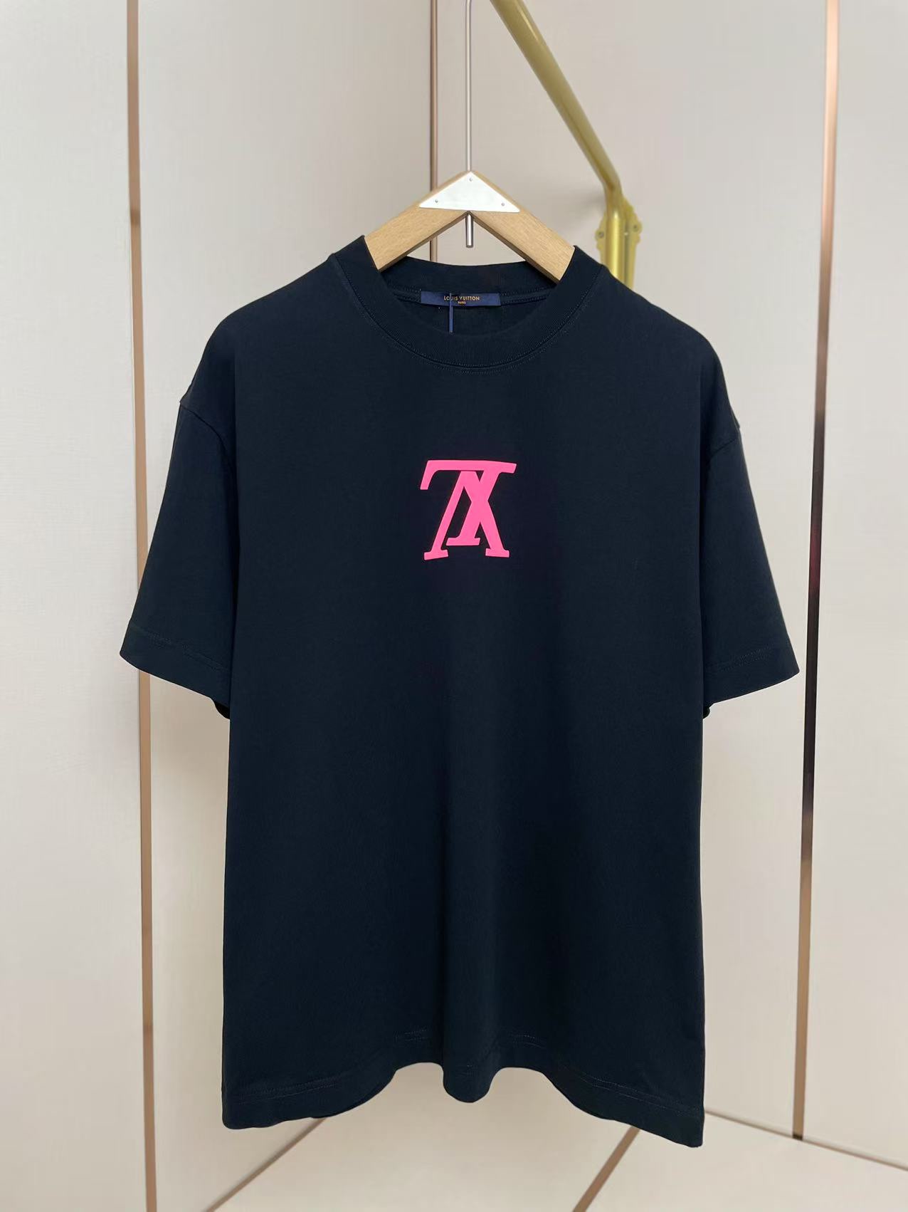 NO:140479,LV2025 new three-dimensional printed T-shirt, the reverse logo design is very personalized, 3D three-dimensional printed has a high-end feeling, shoulder-to-shoulder pressing strips, 280 grams pure cotton fabric is comfortable and breathable, black and white, same style for men and women, Size S-XXL,,louis vuitton,tees, t-shirt,alexander wang19860909LV2025新款立体印花T恤 反logo设计非常个性 3D立体印花高级感十足 肩部通肩压条 280克纯棉面料舒适透气 黑白双色 男女同款 码数S-XXL,,louis vuitton,tees，t-shirt,alexander wang,Men's clothing