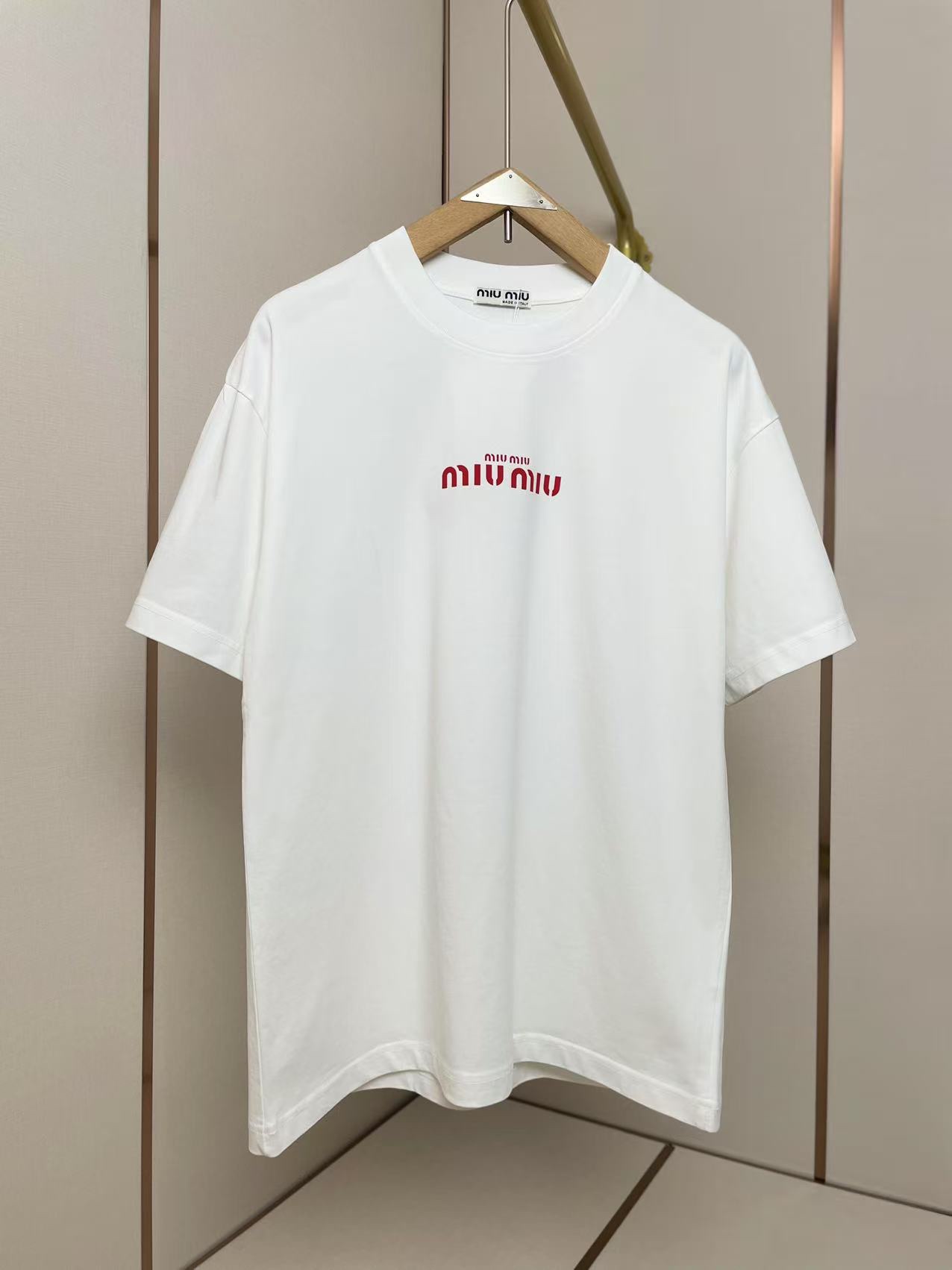 NO:140473,MIU MIU New simple letter T-shirt Flocking print soft touch and three-dimensional shoulder-to-shoulder press strip 280g pure cotton fabric comfortable and breathable Black and white two-color men and women Same model S-XXL,,miumiu,tees,t-shirt,alexander wang19860909MIU MIU 新款简约字母T恤 植绒印花手感柔软 立体感十足 肩部通肩压条 280克纯棉面料舒适透气 黑白双色 男女同款 码数S-XXL,,miumiu,tees，t-shirt,alexander wang,Men's clothing