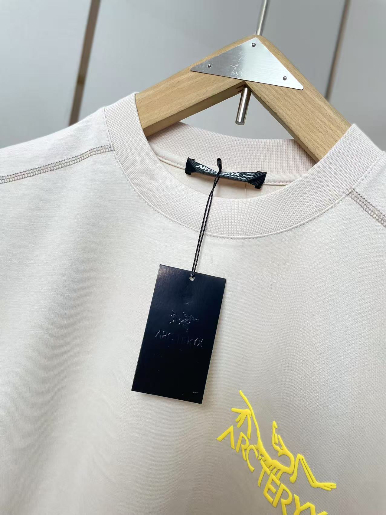 Arc'teryx P210628 Classic Stitching Design T-Shirt, Unisex, Black/Apricot 5 i1745633345 3497 3