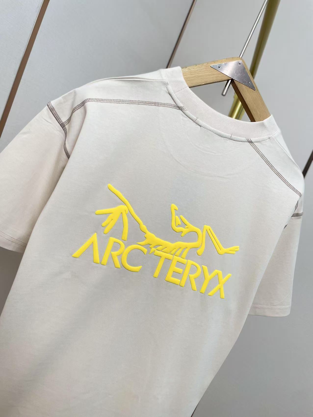 Arc'teryx P210628 Classic Stitching Design T-Shirt, Unisex, Black/Apricot 7 i1745633345 3756 5