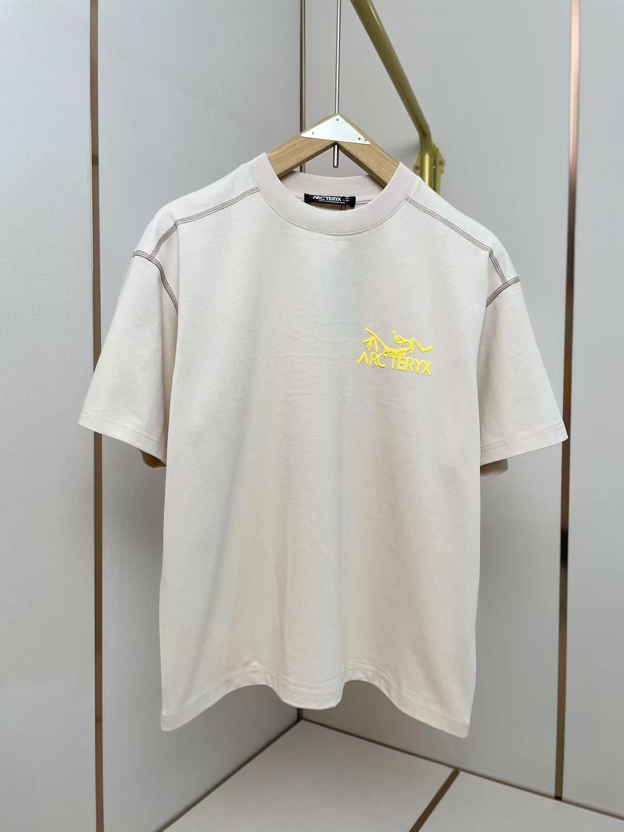 Arc'teryx P210628 Classic Stitching Design T-Shirt, Unisex, Black/Apricot 2 i1745633345 7527 0