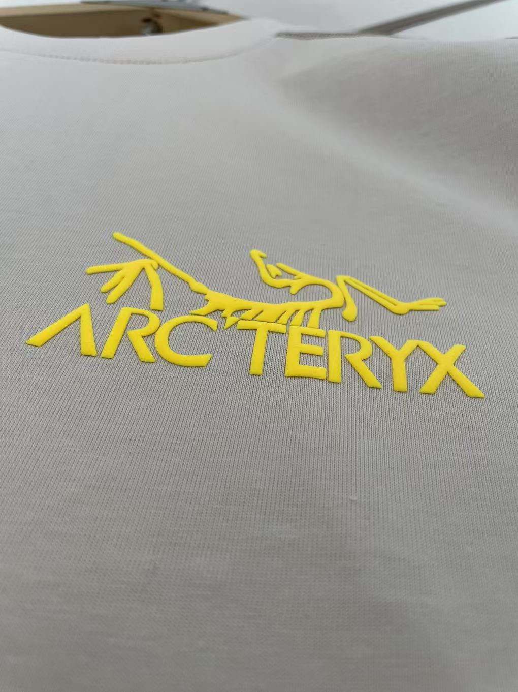 Arc'teryx P210628 Classic Stitching Design T-Shirt, Unisex, Black/Apricot 9 i1745633345 8990 7