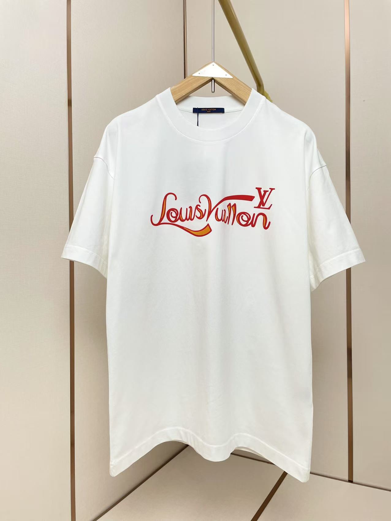 P85 Camiseta LV nueva con letras artísticas, letras de felpa que dan un aspecto más elegante, versátil, hombros con ref…