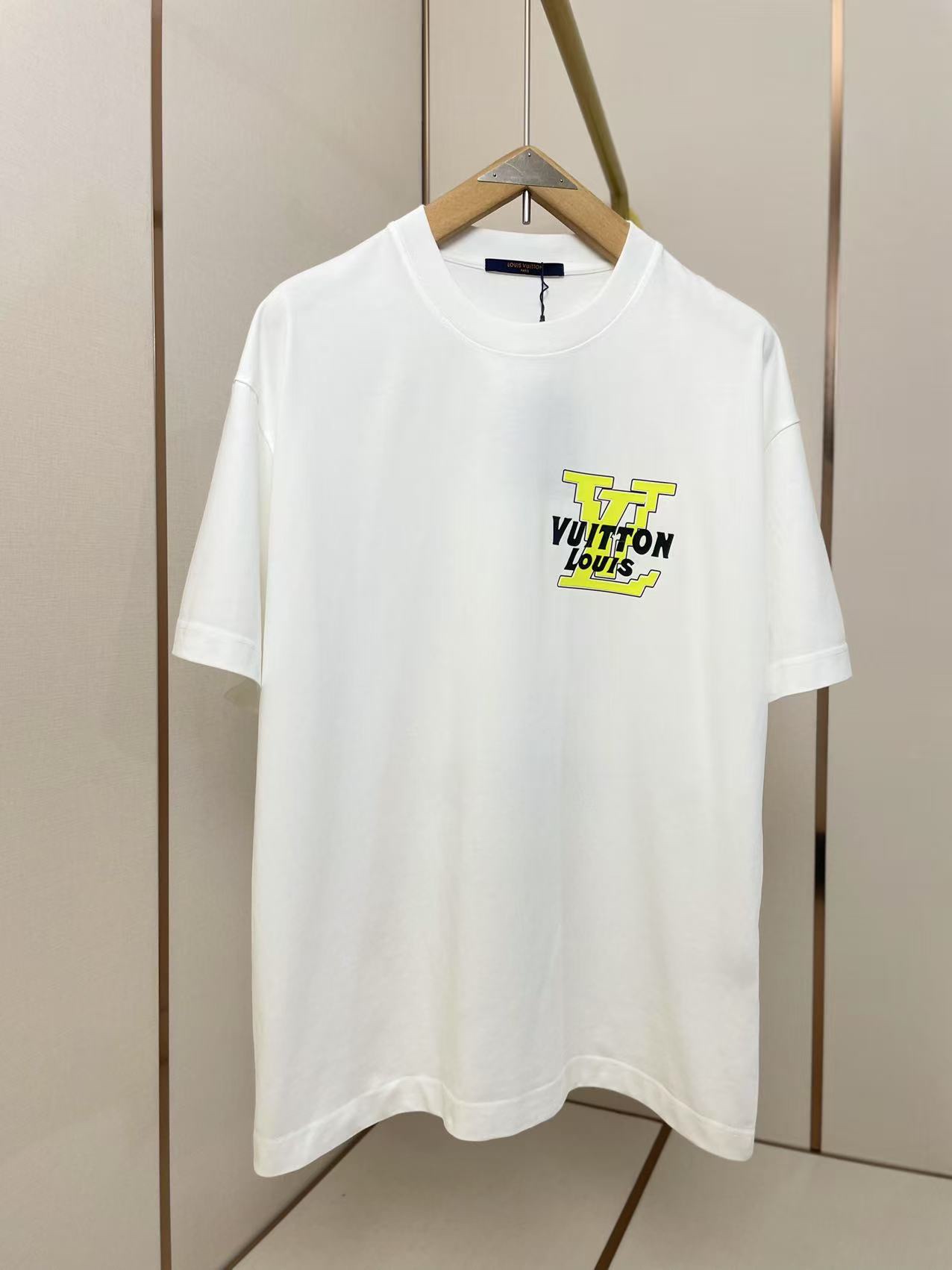P85 Camiseta LV nueva y versátil, los colores llamativos realmente destacan, con estilo moderno y de moda, corte holgad…