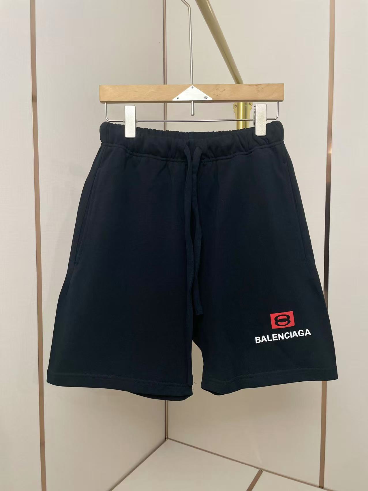 NO:428173,Balenciaga 2025 new drawstring shorts Simple elastic waist design The brand red logo and black logo in the lower right corner show low-key luxury suitable for summer casual or sports style matching, both design and practical wear 420 grams heavy fabric Pure cotton Black and white two-color S-XL,,balenciaga, shorts,alexander wang19860909巴黎世家2025新款抽绳短裤 简约松紧腰头设计 右下角的品牌红色标志和黑logo彰显低调奢华 适合夏季休闲或运动风格搭配 兼具设计感与实穿性 420克重磅面料 纯棉 黑白双色 码数S-XL,,balenciaga,shorts,alexander wang,Men's clothing