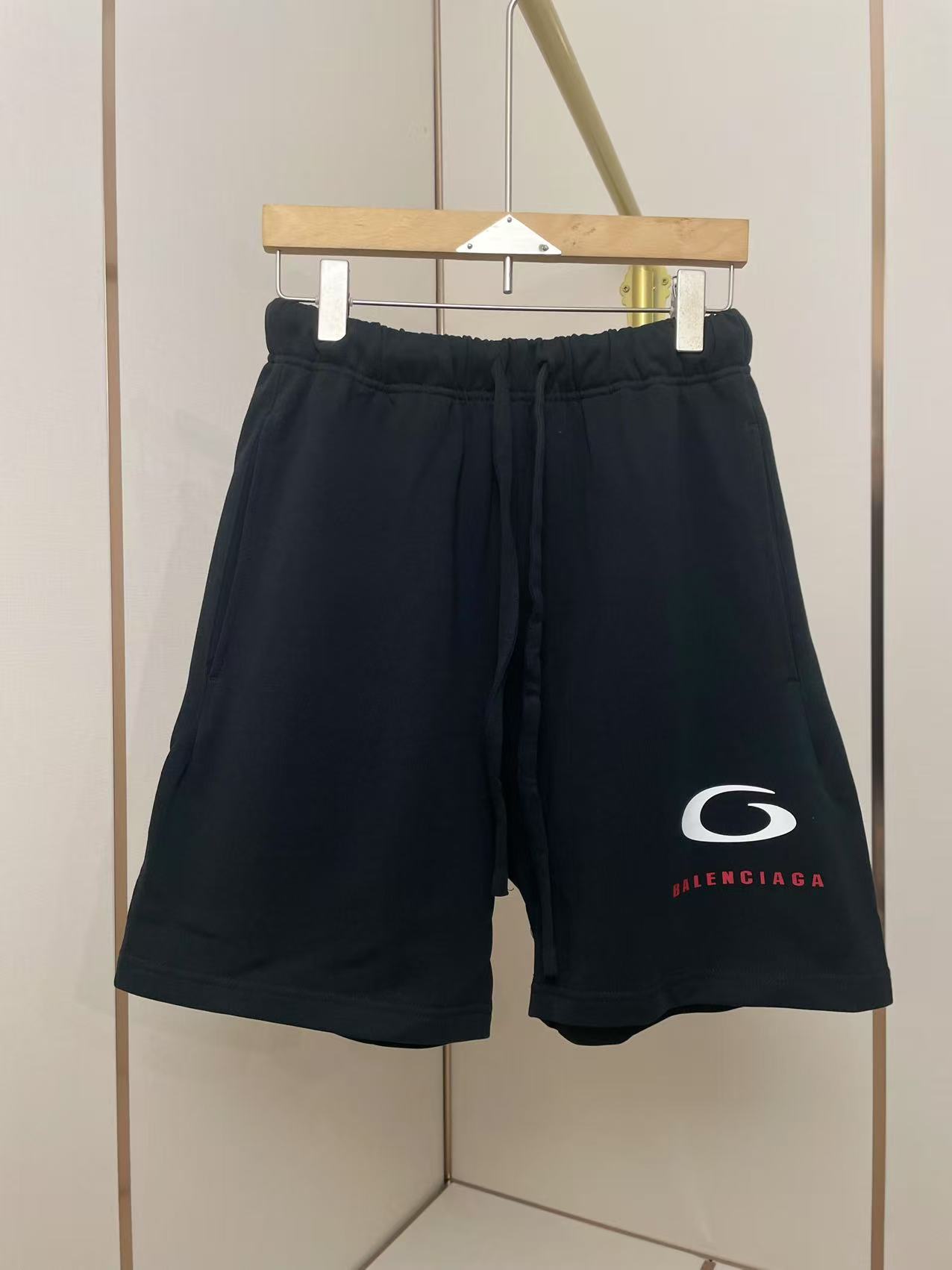 NO:428179,Balenciaga 2025 new drawstring shorts Simple elastic waist design The white pattern on the lower right corner contrasts with the red brand letters, continuing the brand's iconic minimalist aesthetic 420g heavy fabric Pure cotton Black and white two-color S-XL, balenciaga, shorts, alexander wang19860909巴黎世家2025新款抽绳短裤 简约松紧腰头设计 右下角的白色图案与红色品牌字母形成鲜明对比 延续了品牌标志性的极简美学 420克重磅面料 纯棉 黑白双色 码数S-XL,,balenciaga,shorts,alexander wang,Men's clothing