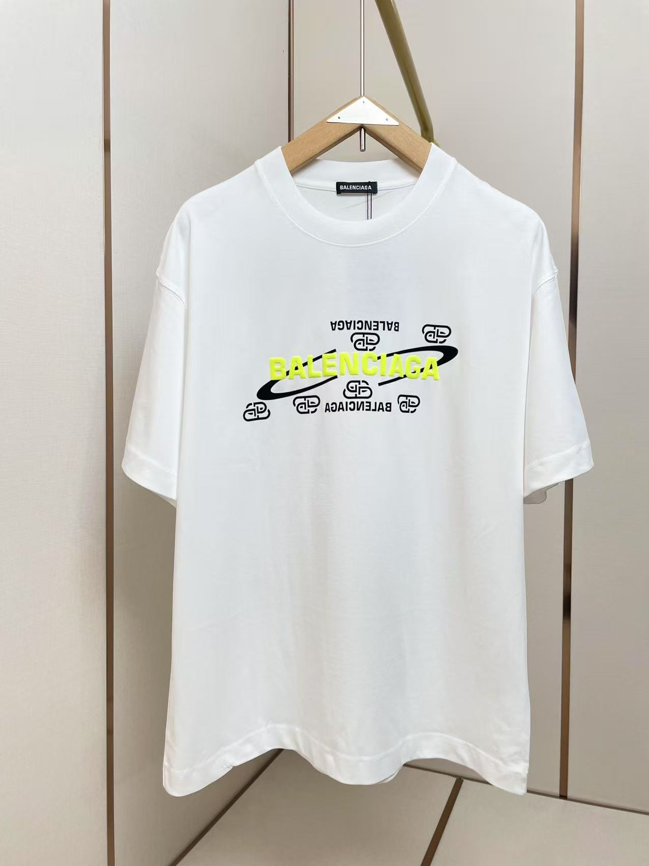 NO:428197,Balenciaga new foam letter T-shirt. Modular repeating patterns reflect the brand’s main street art style over the years. The pattern logo group surrounding the main logo and radial lines form a dynamic pattern. Repeated arrangement like street graffiti enhances visual impact. Shoulder shoulder pressure strips. 280 grams of pure cotton fabric is comfortable and breathable. Black and white. Same style for men and women. Size S-XXL,,balenciaga,tees, t-shirt,alexander wang.19860909巴黎世家新款发泡字母T恤 模块化重复图案体现品牌这些年主打的街头艺术风格 环绕主logo的图案标志组与放射状线条构成动态图案 如同街头涂鸦般的重复排列增强视觉冲击力 肩部通肩压条 280克纯棉面料舒适透气 黑白双色 男女同款 码数S-XXL,,balenciaga,tees，t-shirt,alexander wang,Men's clothing