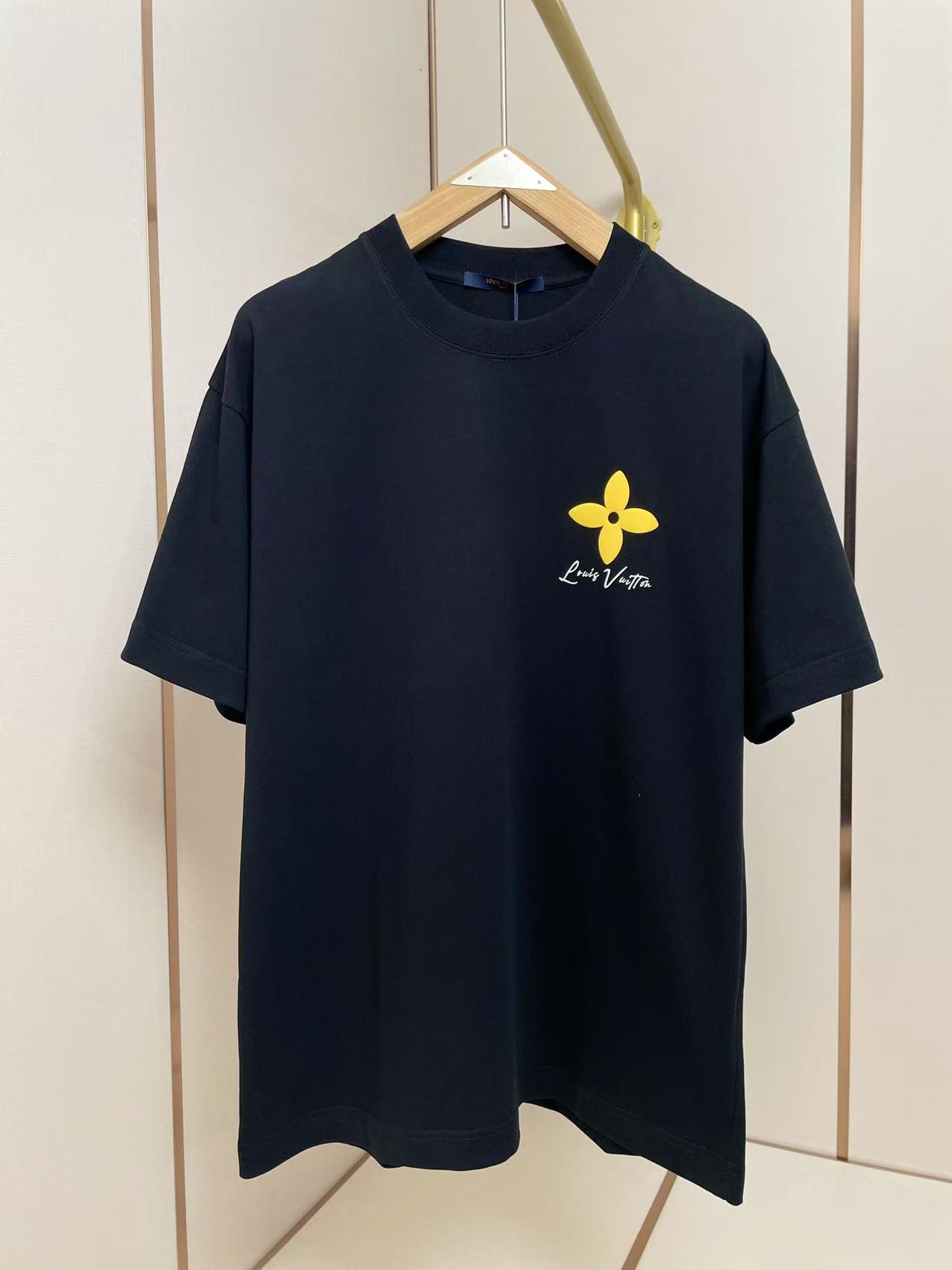 NO:428227,LV's new foam flower T-shirt is decorated with a striking yellow four-petal flower pattern on the left chest, and the white handwritten brand logo is matched with the white handwritten 'Louis Vuitton' to form a classic black, yellow and white contrasting effect. The design continues the street luxury aesthetics of LV, and the flower elements add a touch of retro elegance. This minimalist design carries the brand recognition, combining practical wear and fashion sense. Shoulder shoulder pressure strips 280 grams pure cotton fabric is comfortable and breathable, black and white, two colors, same size for men and women. S-XXL.,,louis vuitton,louis vuitton,tees,t-shirt,alexander wang19860909LV新款发泡花朵T恤 左胸位置饰有醒目的黄色四瓣花朵图案,下方搭配白色手写体'Louis Vuitton'品牌标识,形成经典的黑黄白撞色效果.设计延续LV的街头奢华美学,花朵元素增添一丝复古优雅 这以极简设计承载品牌辨识度,兼具实穿性与时尚感.肩部通肩压条 280克纯棉面料舒适透气 黑白双色 男女同款 码数S-XXL .,,louis vuitton,louis vuitton,tees，t-shirt,alexander wang,Men's clothing