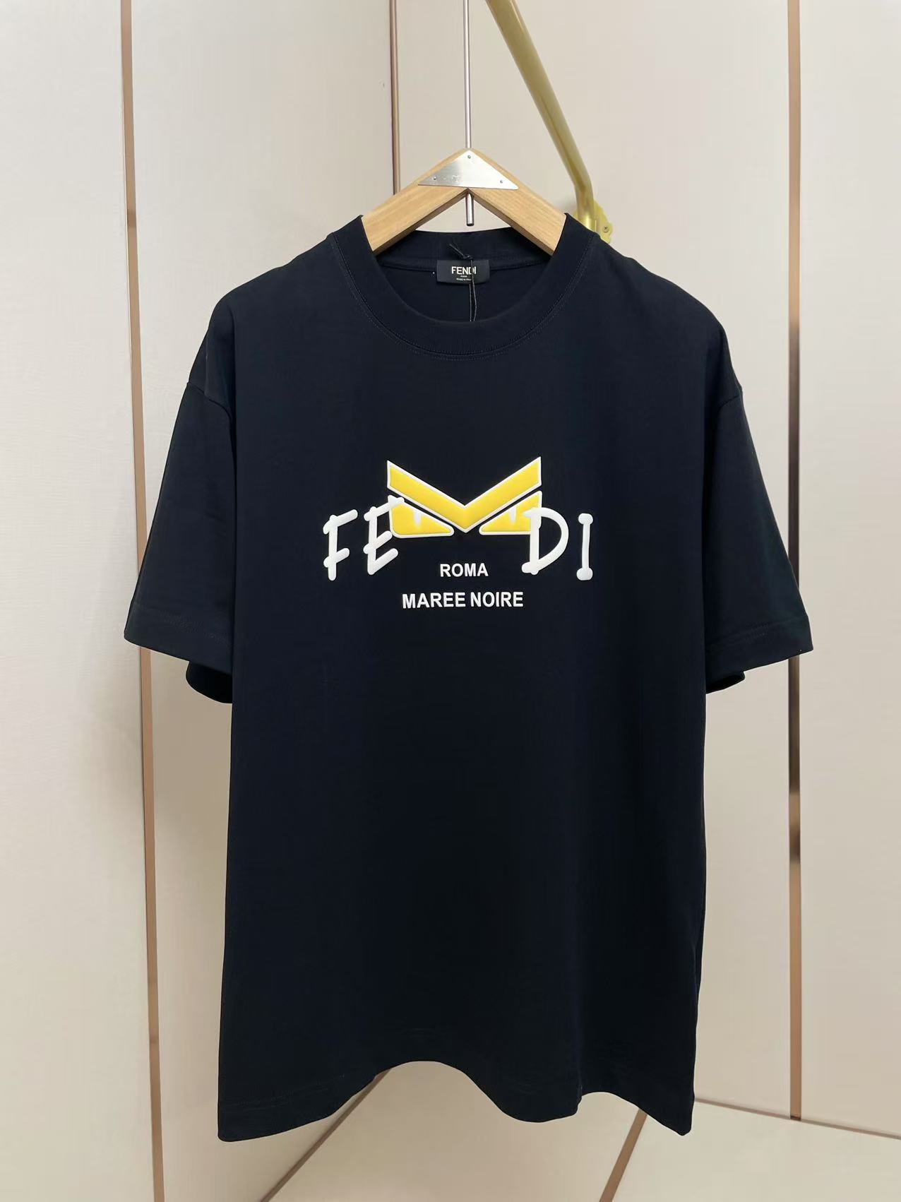 NO:428203,The 'MARE NOIRE' series themed T-shirt with bright yellow artistic 'FEM' on the top is designed with three-dimensional cut fonts, showing modern aesthetics. The white 'ROMA' in the middle points out the origin of the brand, and forms a narrative layout with the 'MARE NOIRE' in French, which echoes the inspiration source of the series - the ocean and undercurrent trends. The 'MARE NOIRE' series uses marine ecology as a metaphor, expressing thoughts on environmental issues through the collision of dark tones and fluorescent colors. The T-shirt is the iconic item in the series. Shoulder shoulder pressure strips 280 grams of pure cotton fabric comfortable and breathable. Black and white two-color men and women. Size S-XXL,,fendi,tees, t-shirt,alexander wang19860909芬迪'MARE NOIRE'（黑潮）系列主题T恤 顶部为明黄色艺术化'FEM'字样采用立体切割字体设计,展现现代美学.中部白色'ROMA'（罗马）字样点明品牌发源地,与下方'MARE NOIRE'（法语'黑潮'）形成叙事性排版,呼应系列灵感来源——海洋与暗涌潮流.'MARE NOIRE'系列以海洋生态为隐喻,通过暗色调与荧光色的碰撞表达对环境议题的思考,该T恤为系列中的标志性单品 肩部通肩压条 280克纯棉面料舒适透气 黑白双色 男女同款 码数S-XXL,,fendi,tees，t-shirt,alexander wang,Men's clothing