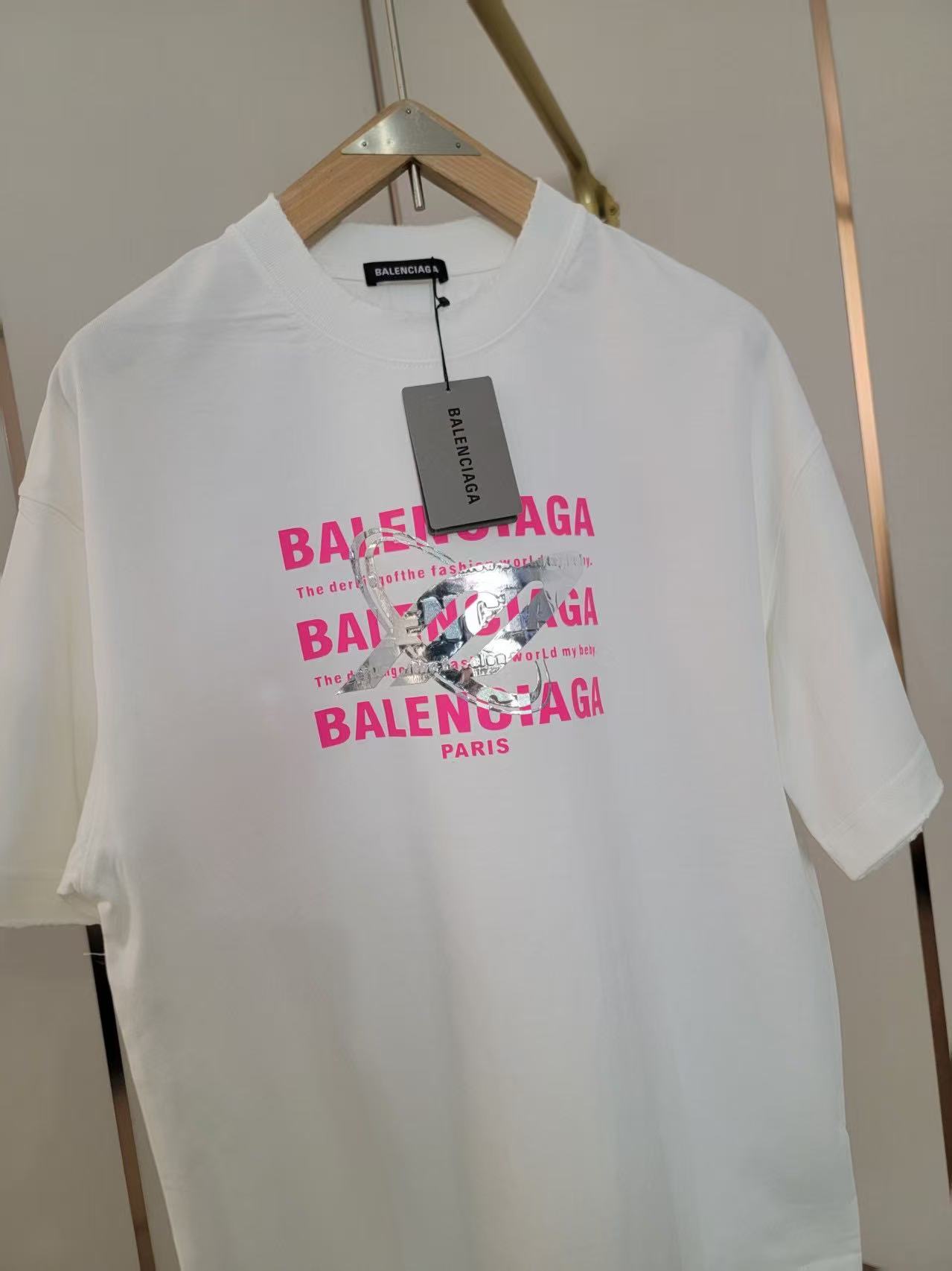  巴黎世家新款遮挡字母T恤 简约又高级 潮流街头风格 宽松的版型不挑身材 搭配圆领设计 上身毫无束缚感 